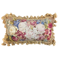 Coussin rectangulaire français ancien à motifs floraux à l'aiguille avec frange à pompons