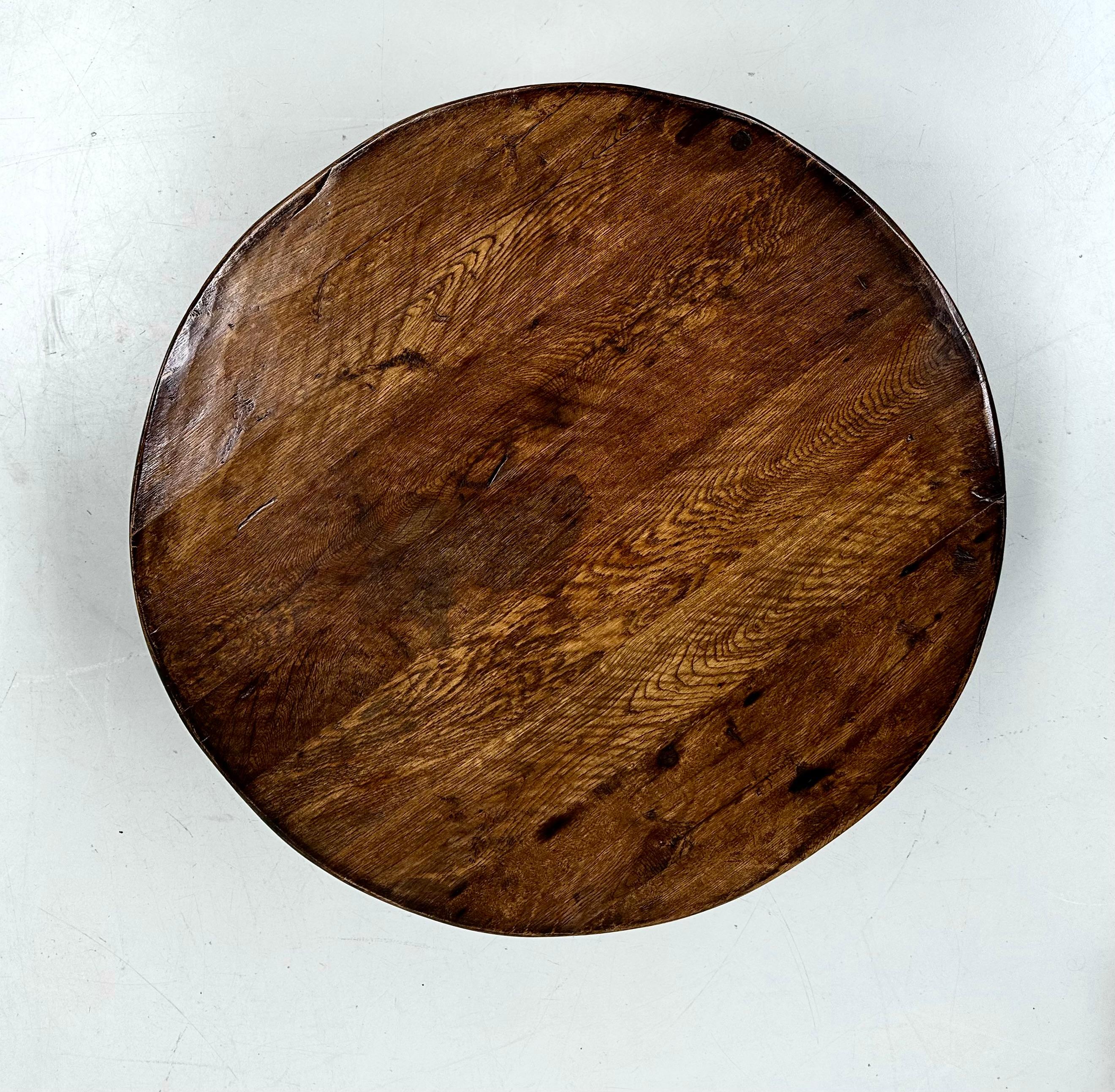 French Antique Oak Brutalist Round Coffee Table, 1920s. In Good Condition For Sale In Eindhoven, Noord Brabant