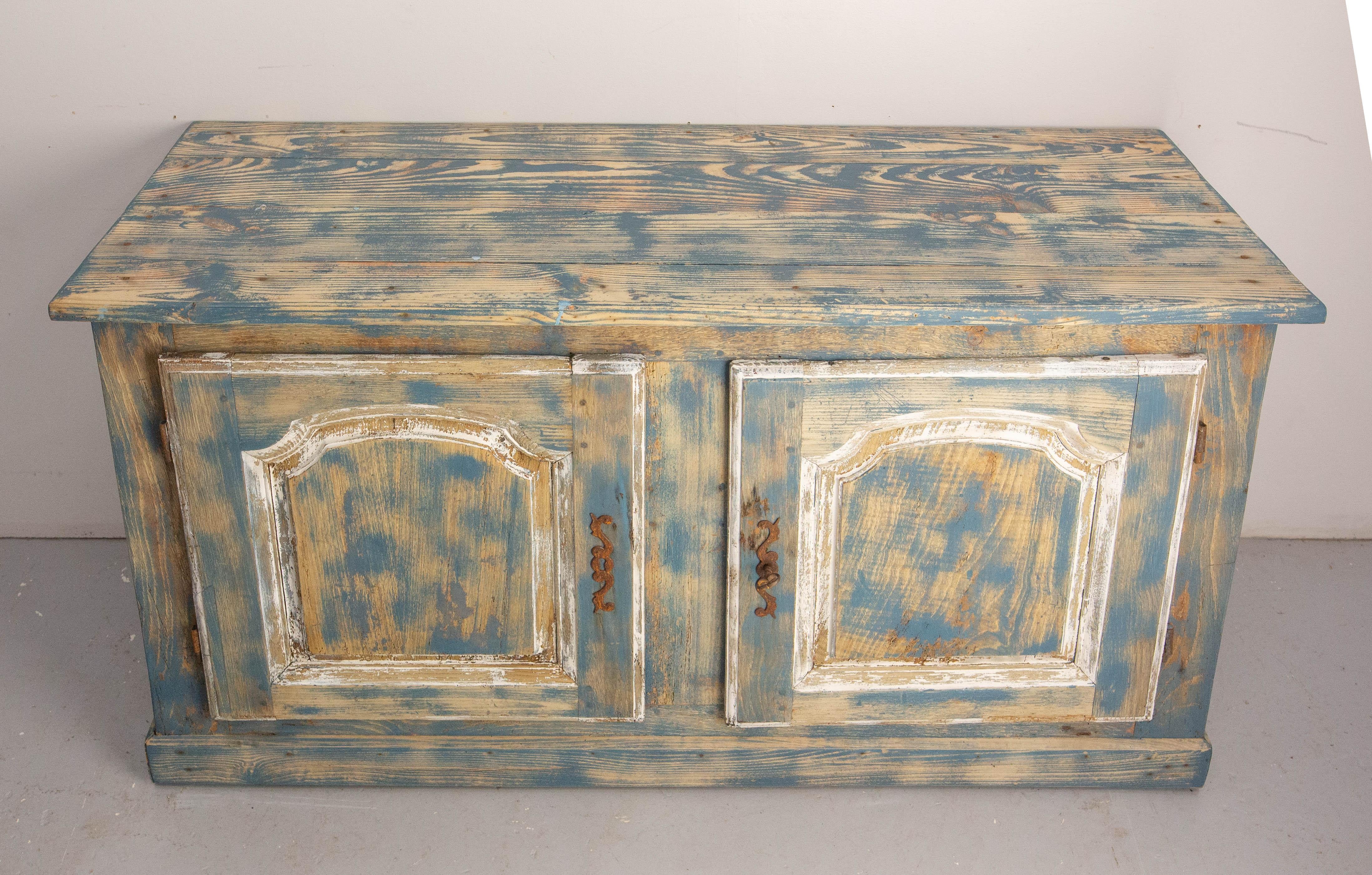 Französisches Buffet aus antiker Eiche und Eisen.
Zwei Türen, ein Einlegeboden im Schrank.
Das Innere des Buffets wurde vollständig in der gleichen blauen Farbe wie das Äußere gestrichen.
Dieses Sideboard ist von der Zeit gezeichnet und wurde von