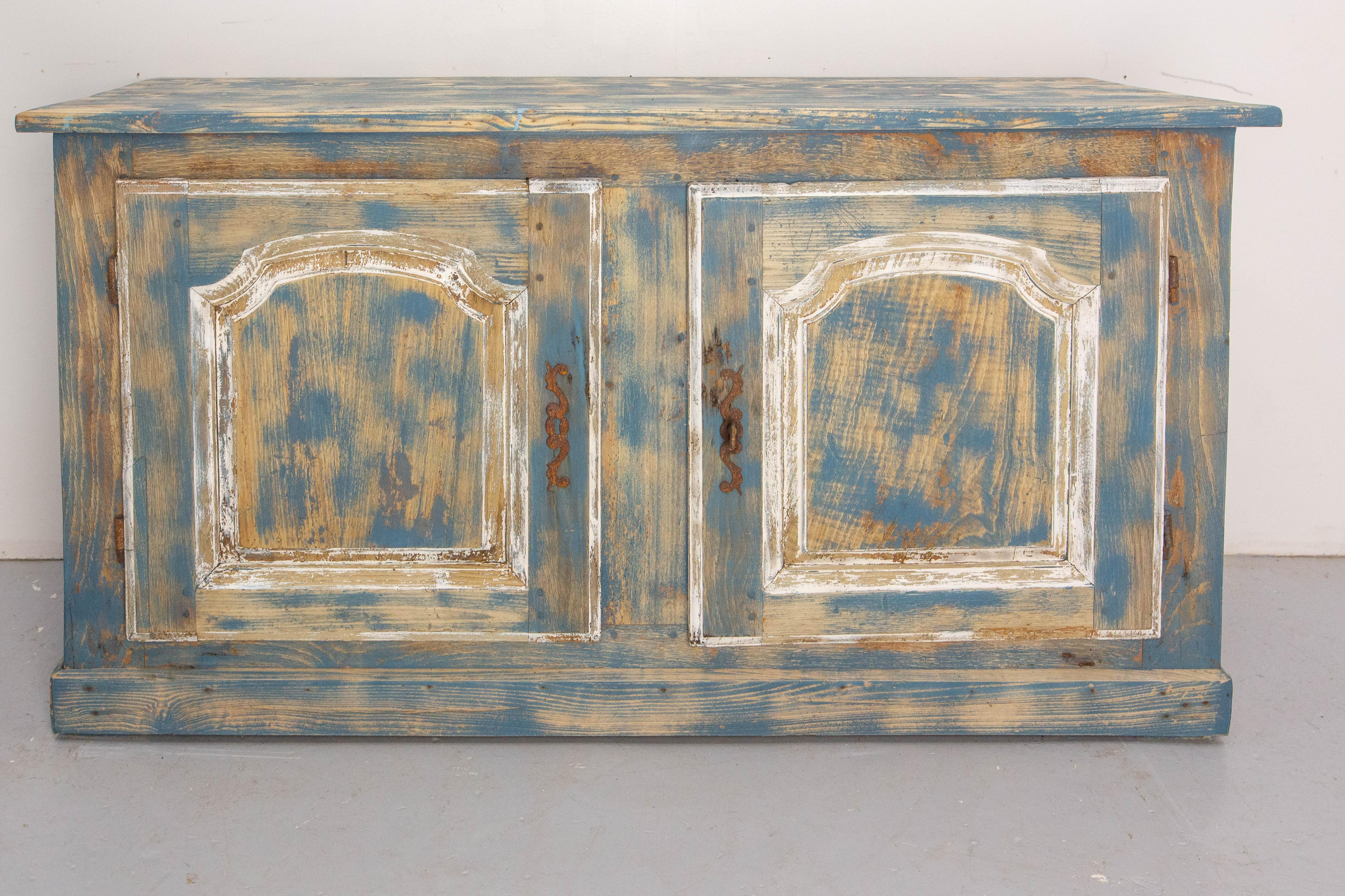 Französisches antikes niedriges Buffet aus Eiche und Eisen, blau-weiß patiniert, 18. Jahrhundert (Französische Provence) im Angebot