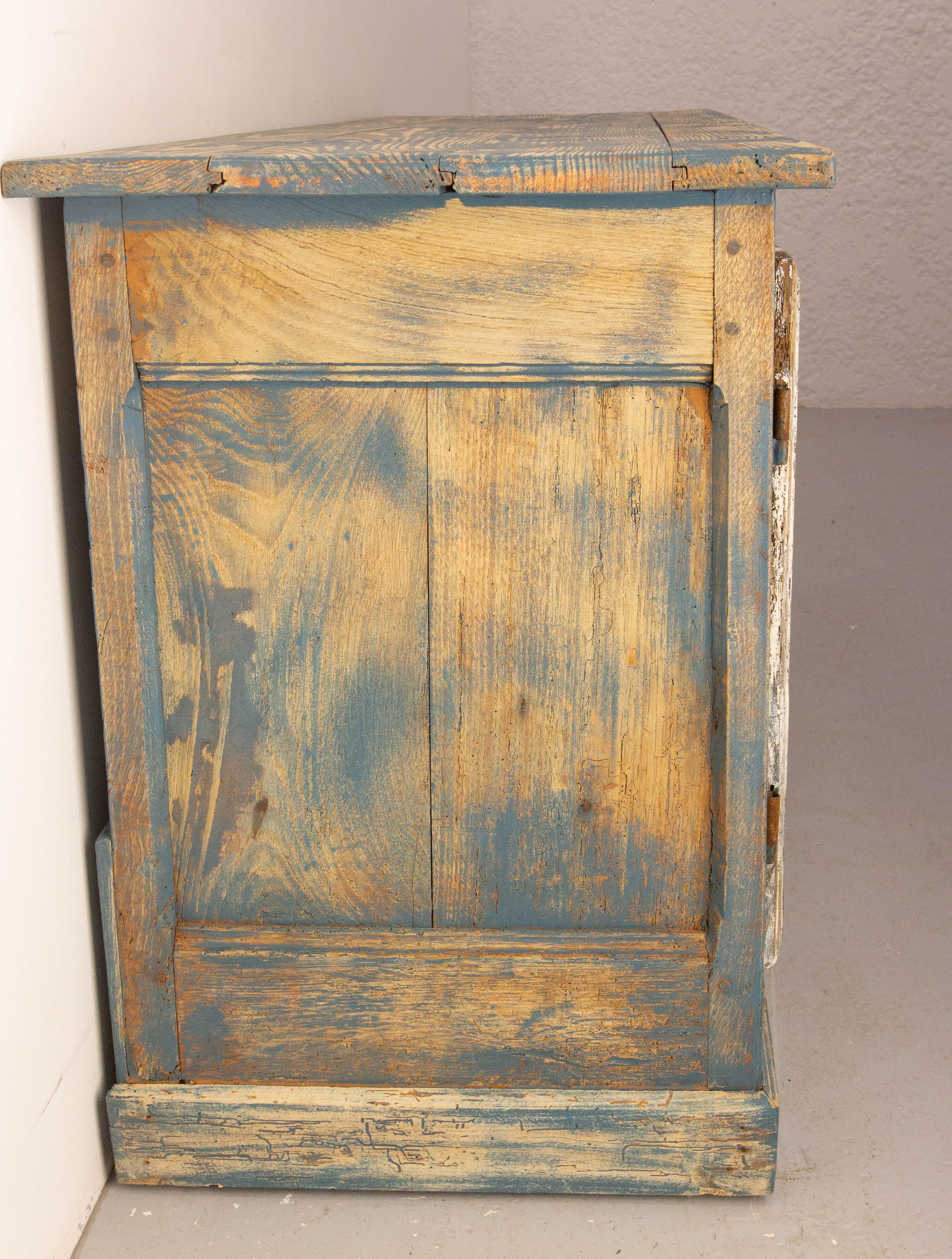 Französisches antikes niedriges Buffet aus Eiche und Eisen, blau-weiß patiniert, 18. Jahrhundert (18. Jahrhundert und früher) im Angebot