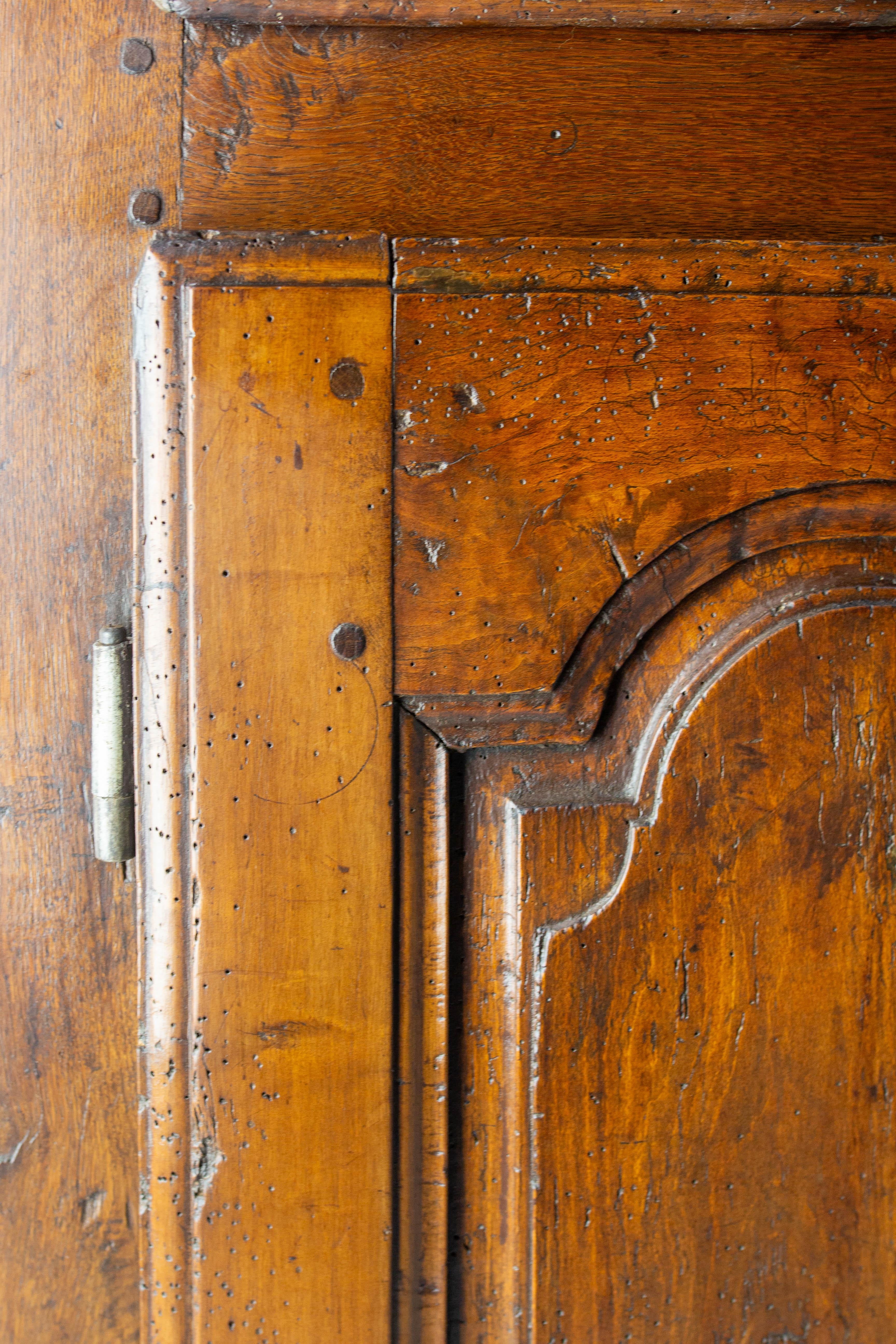 Buffet Francés Antiguo de Roble y Hierro Forjado Estilo Campestre Siglo XVIII en venta 7