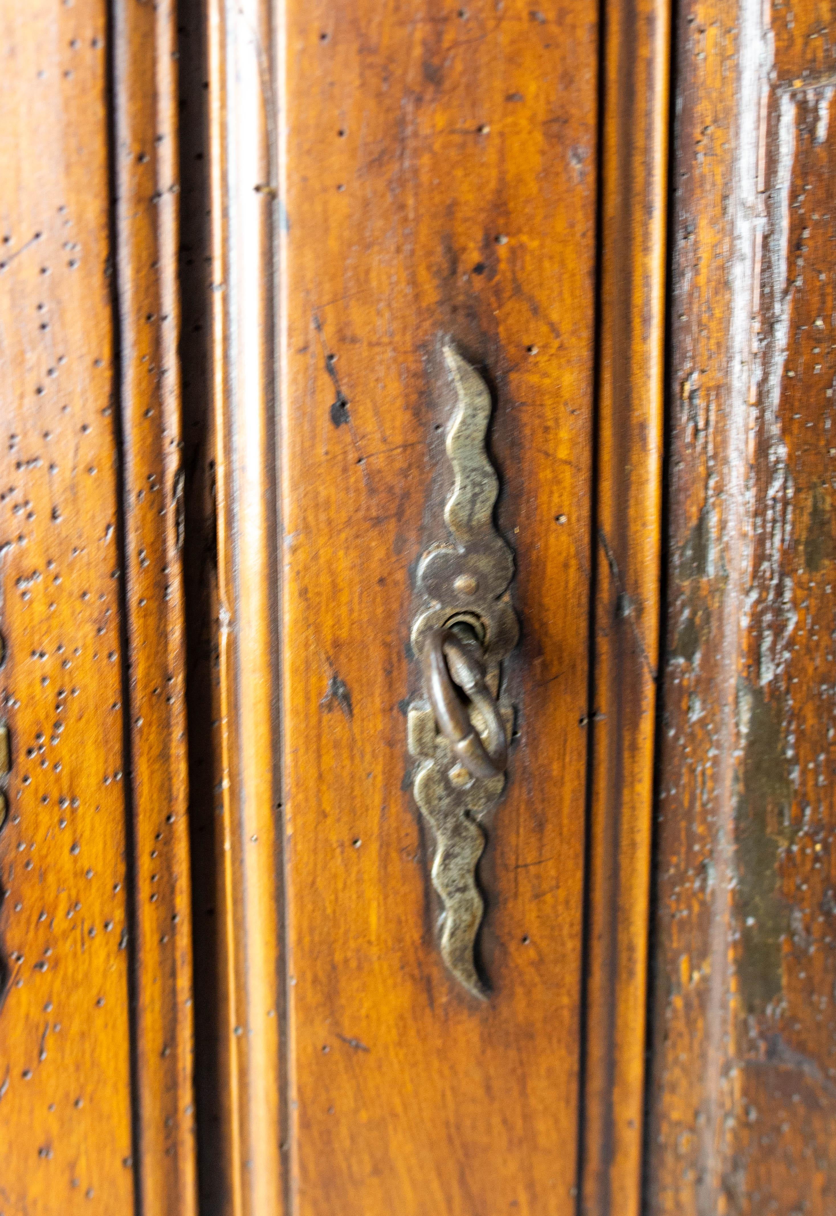 Buffet Francés Antiguo de Roble y Hierro Forjado Estilo Campestre Siglo XVIII en venta 8