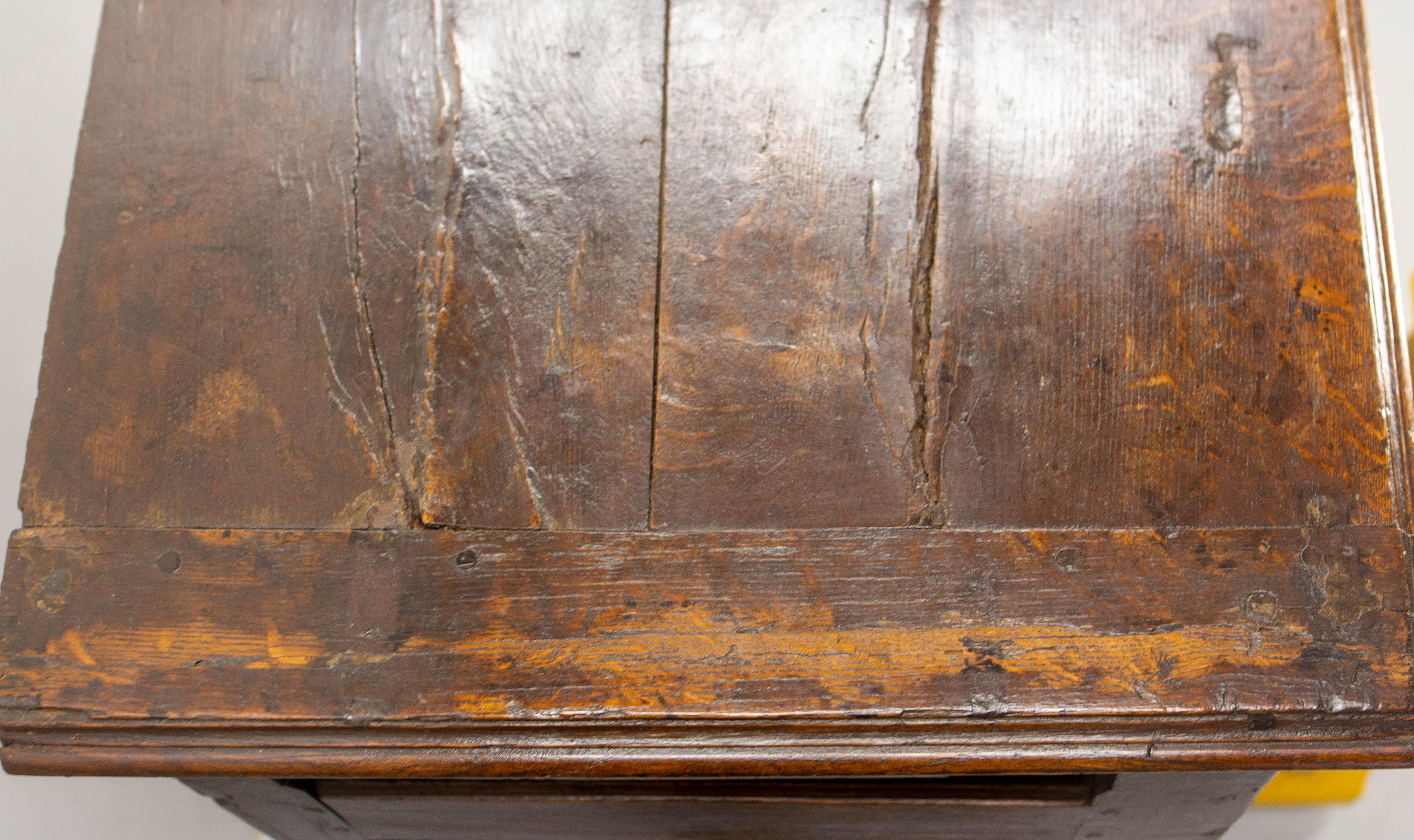Buffet Francés Antiguo de Roble y Hierro Forjado Estilo Campestre Siglo XVIII en venta 11