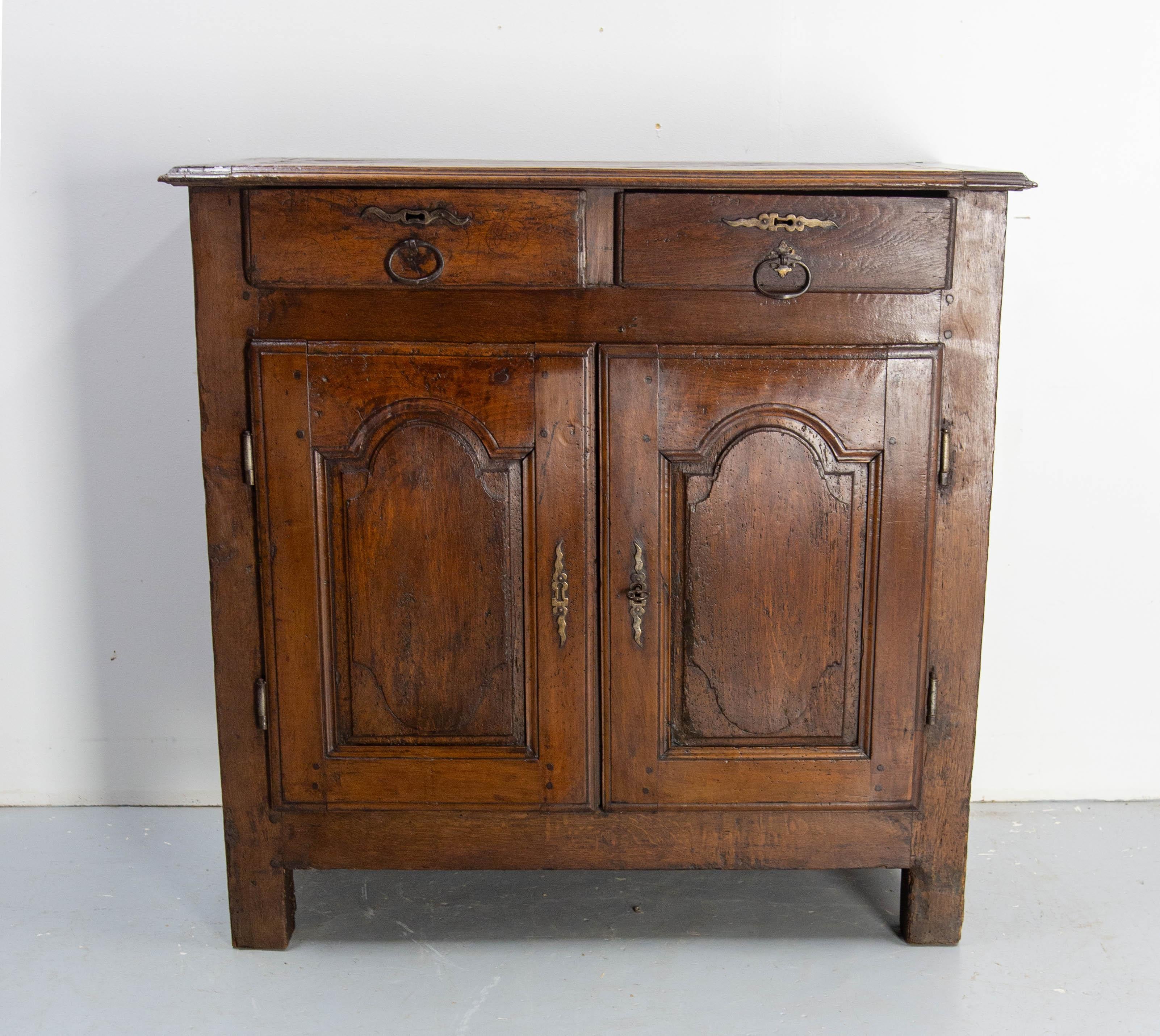 Aparador buffet francés antiguo de roble y hierro forjado.
Dos puertas y dos cajones.
Un estante en el armario.
El interior del bufé estaba totalmente recubierto de tela de estilo provenzal rodeada de una trenza, probablemente de los años 60.
Las