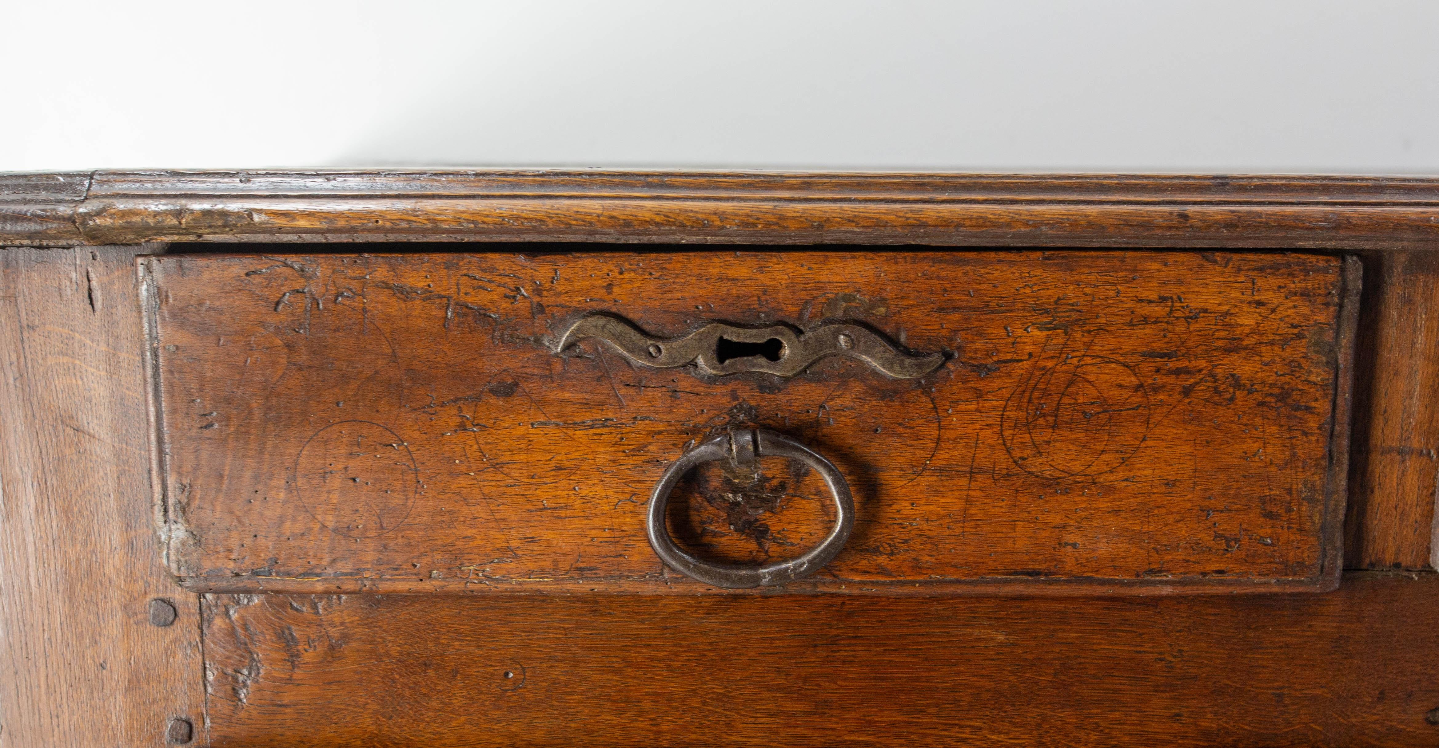 Buffet Francés Antiguo de Roble y Hierro Forjado Estilo Campestre Siglo XVIII en venta 2