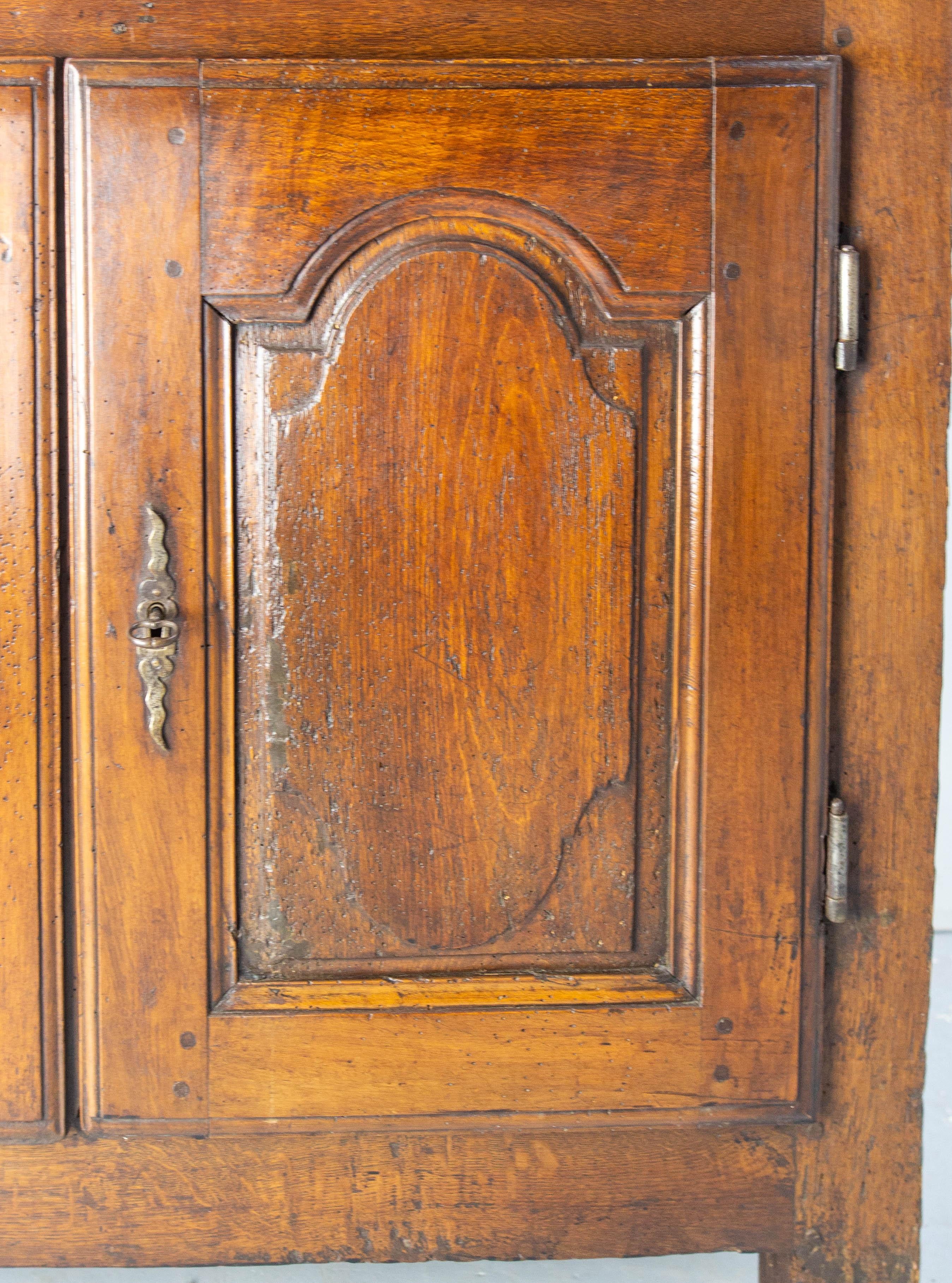 Buffet Francés Antiguo de Roble y Hierro Forjado Estilo Campestre Siglo XVIII en venta 3