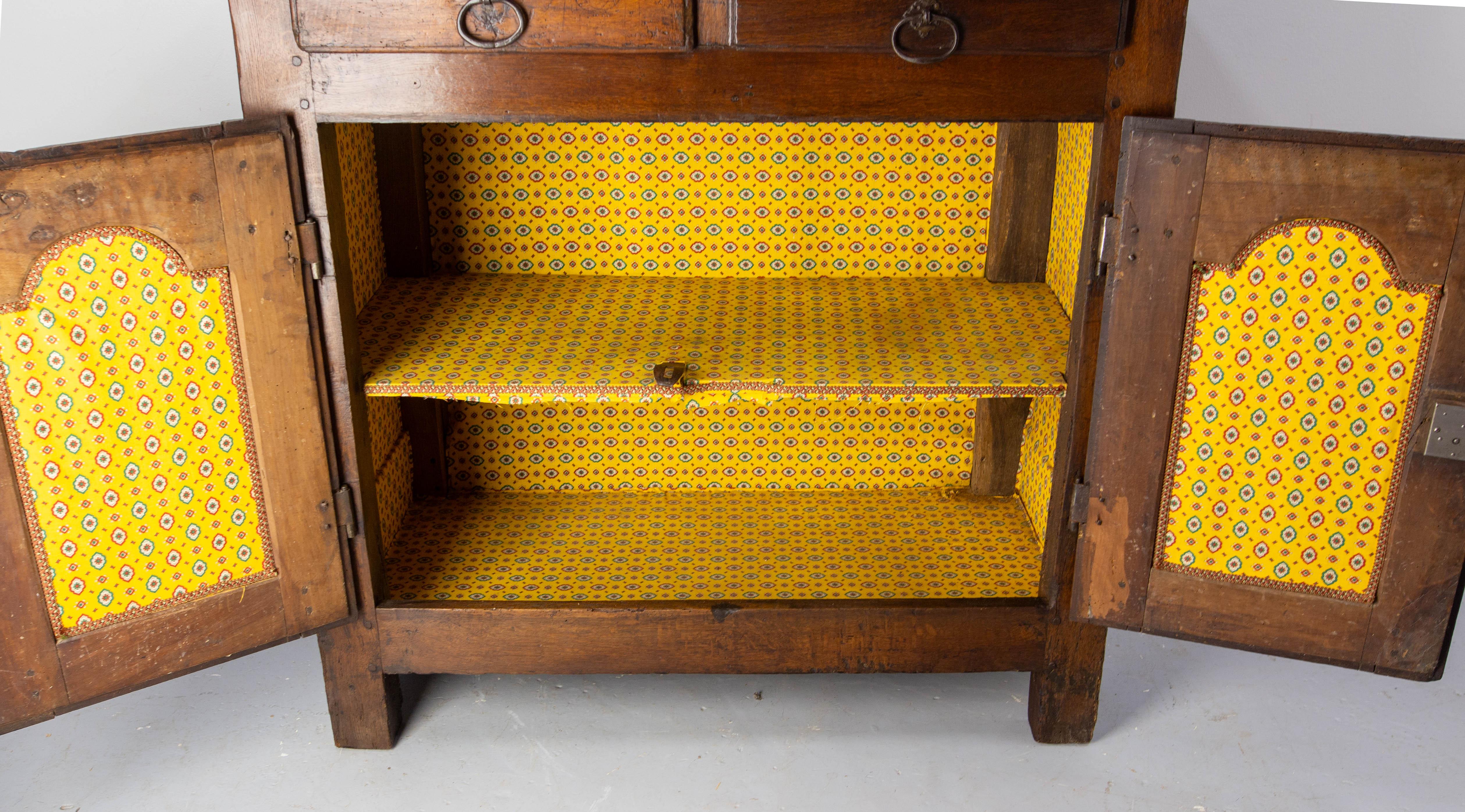 Buffet Francés Antiguo de Roble y Hierro Forjado Estilo Campestre Siglo XVIII en venta 4