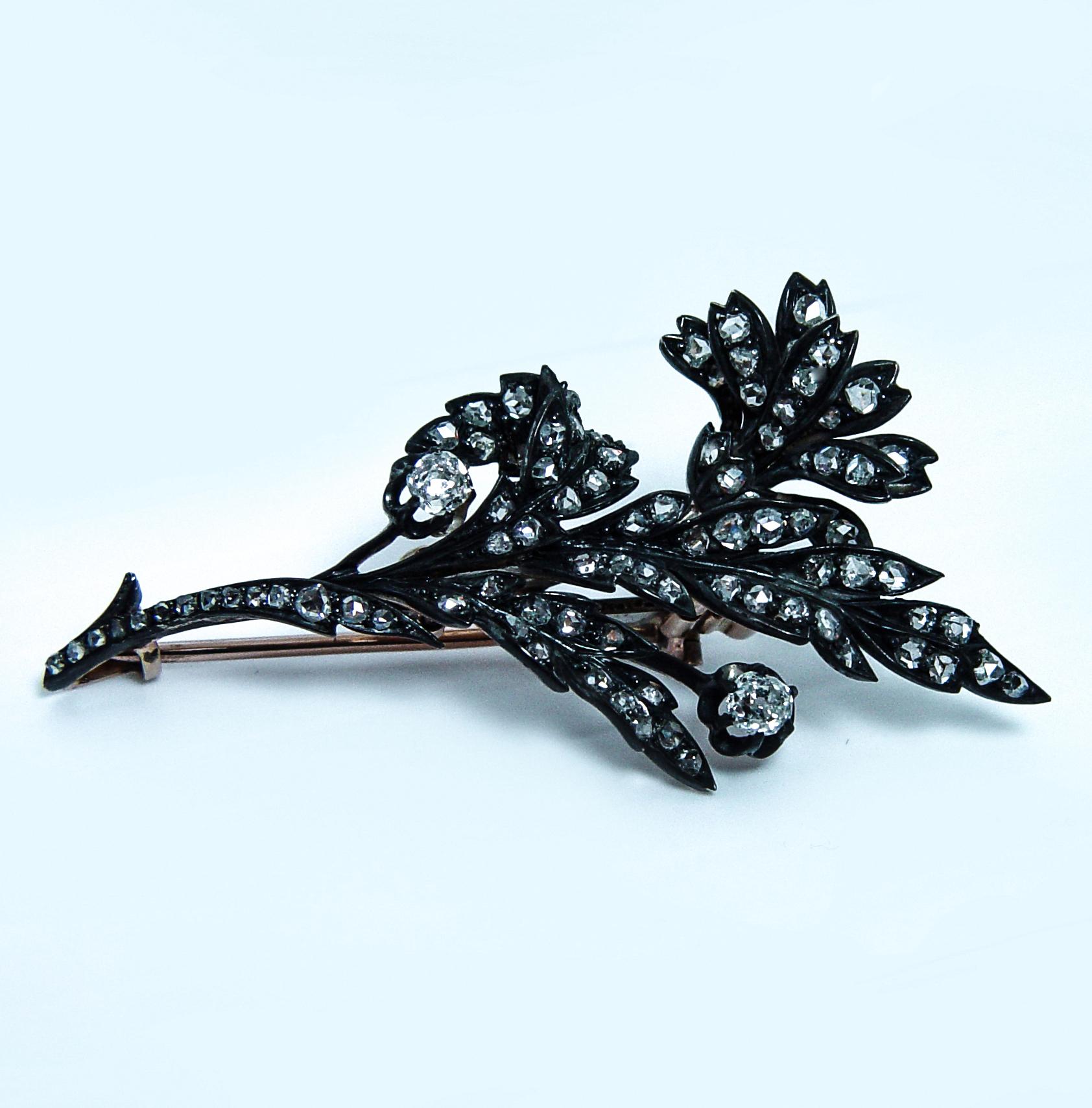 French Antique Old Mine Cushion Rose cut Diamond Lotus Brooch 18K Gold Estate en Bueno estado para la venta en Brambleton, US