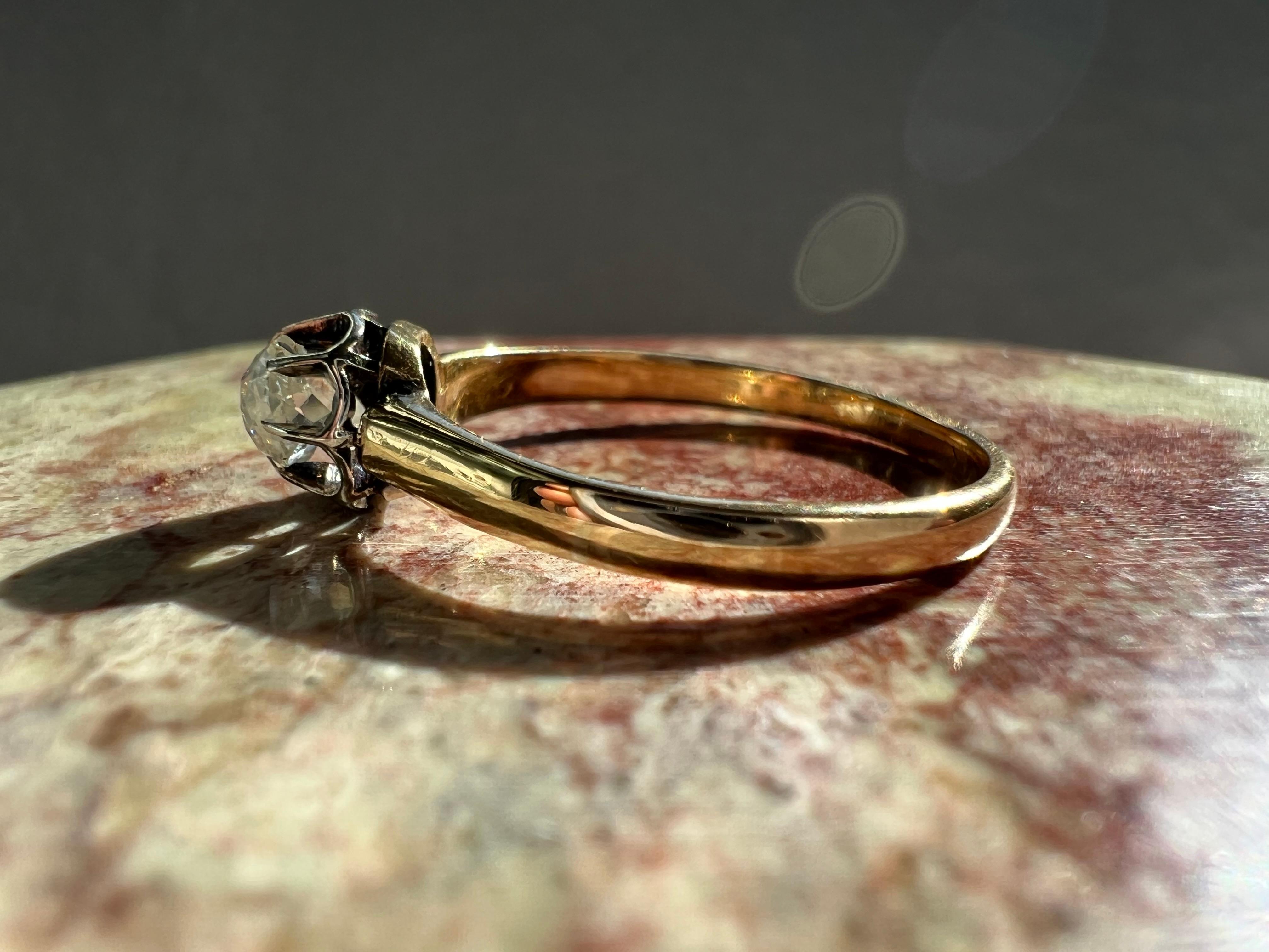 Este precioso anillito es un anillo de diamantes antiguo, importado de Francia. El estilo es un solitario 