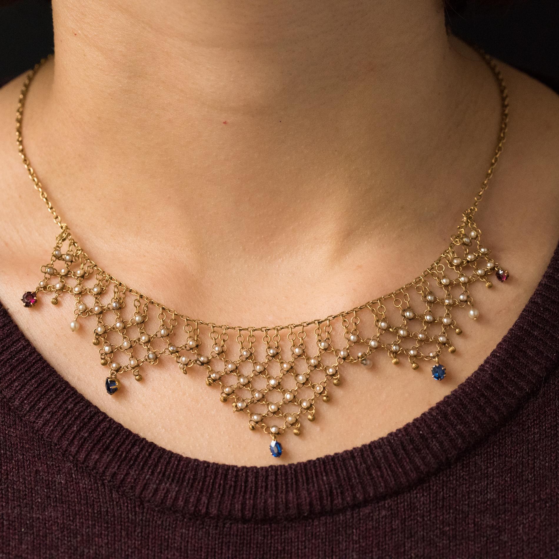 Halskette aus 18 Karat Gelbgold, Adlerkopfpunze.
Diese wunderschöne Halskette besteht aus feinem durchbrochenem Gold. Auf der Vorderseite befindet sich ein feines goldenes Spitzendesign, das mit feinen, eingefassten Perlen durchsetzt ist. An den