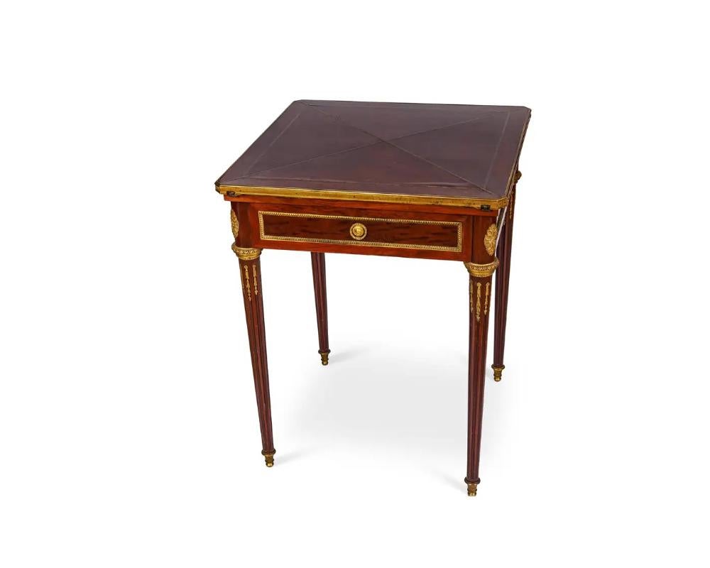 Antiker französischer Mahagoni-Kartentisch mit Ormolu-Beschlägen, um 1870, Henry Dasson zugeschrieben.   

Ein sehr eleganter und hochwertiger Spieltisch im französischen Louis XVI-Stil aus Mahagoni und Bronze - perfekt zum Kartenspielen. Der Tisch