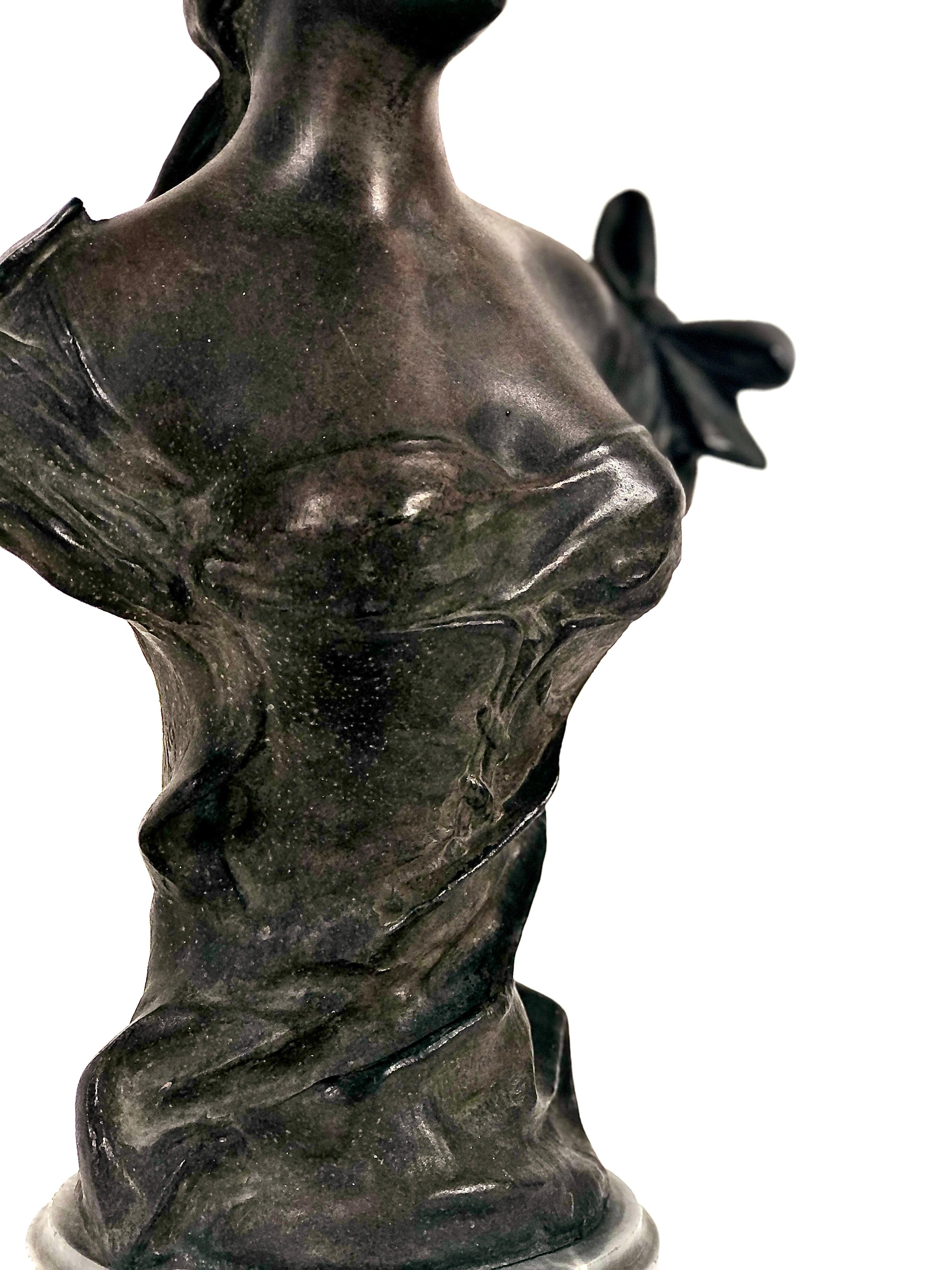 Französische antike patinierte Bronzebüste einer eleganten Frau (Patiniert) im Angebot
