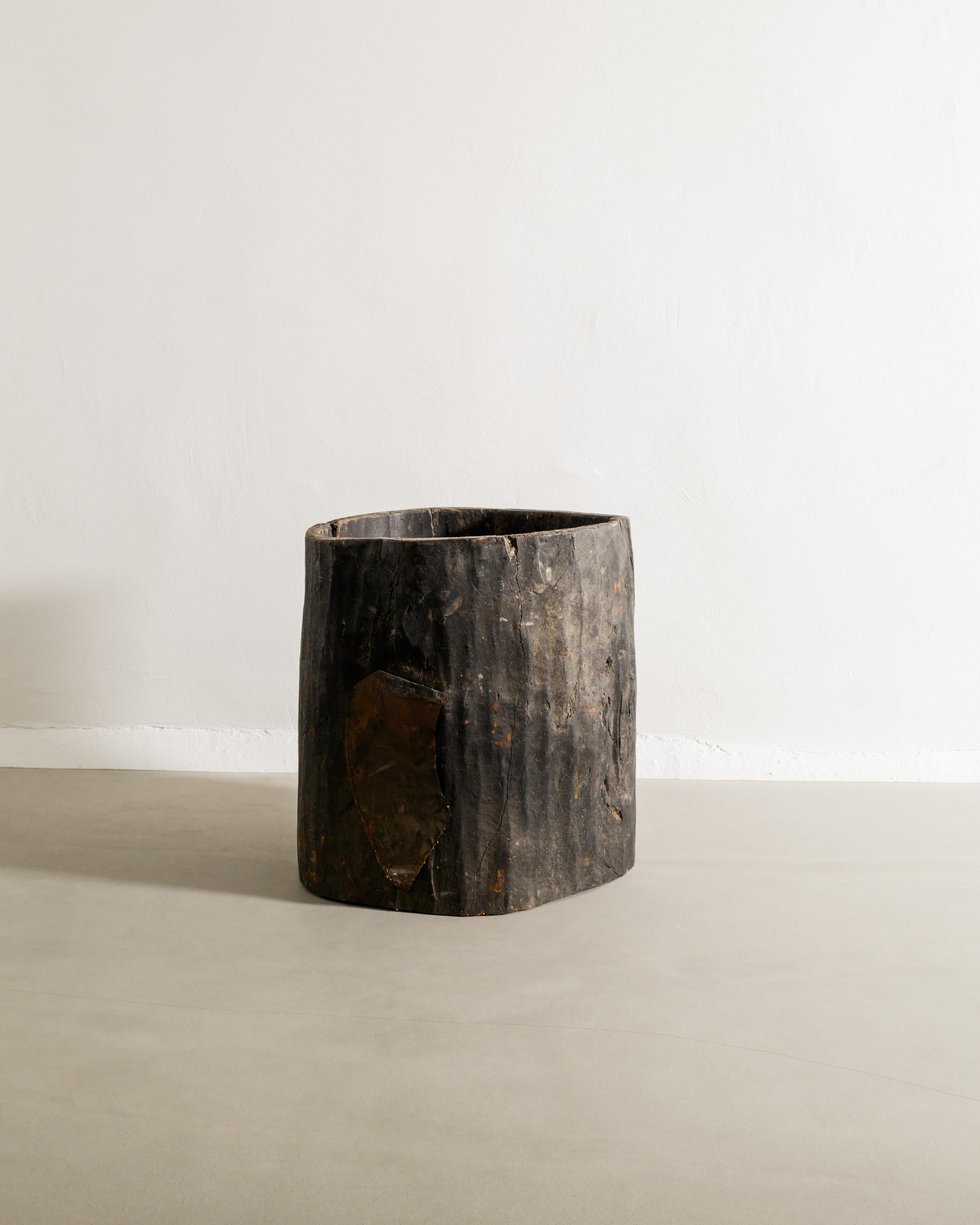 Seltene französische dekorative antike wabi sabi hölzerne ausgehöhlte Pflanzgefäß. In gutem Originalzustand mit einigen alten Reparaturen im Metall. 

Abmessungen: H: 56 cm / 22