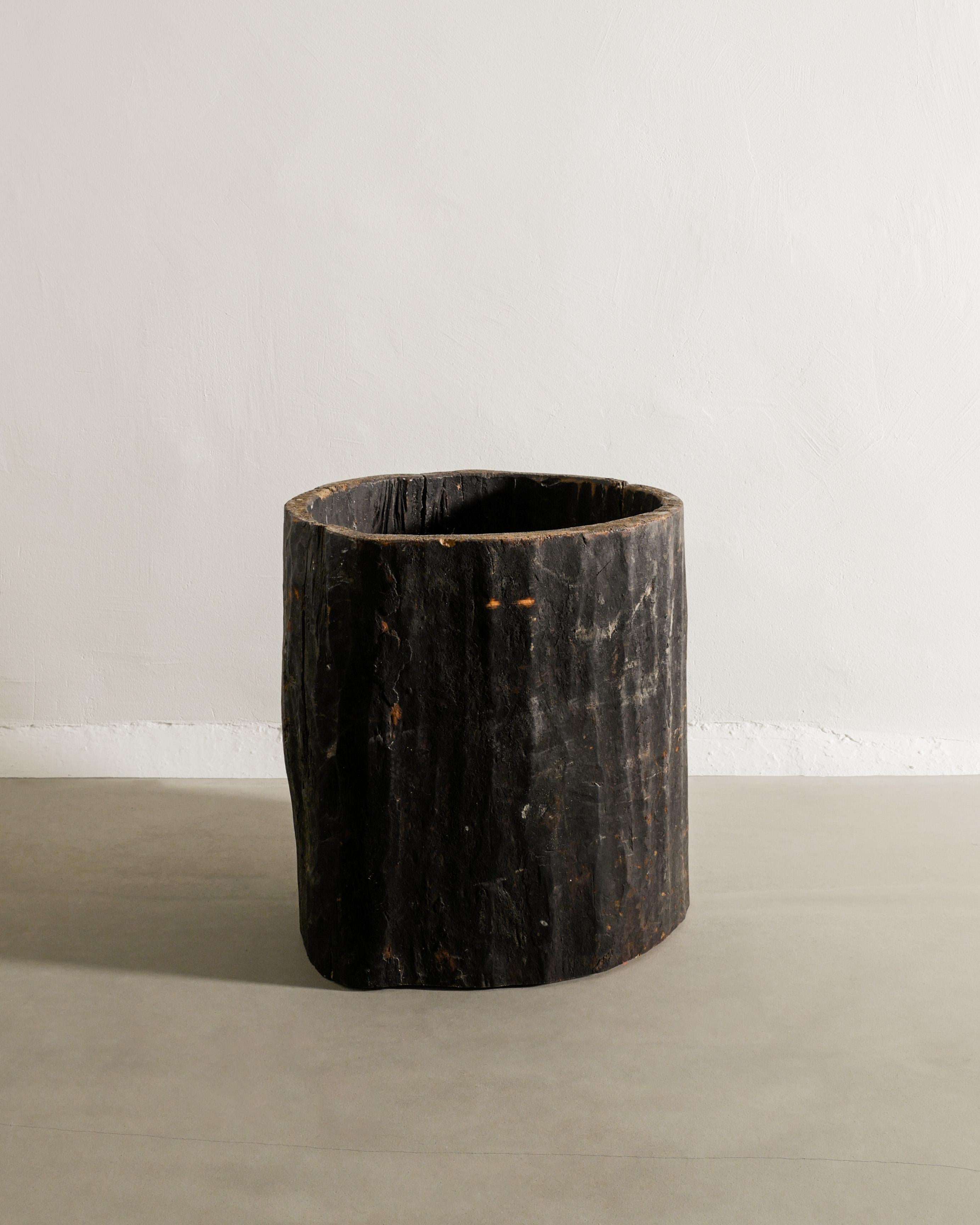 Französisches antikes patiniertes Wabi Sabi-Holz-Pflanzgefäß mit Hollowed Out-Baumtruhe, 1930er Jahre im Zustand „Gut“ im Angebot in Stockholm, SE