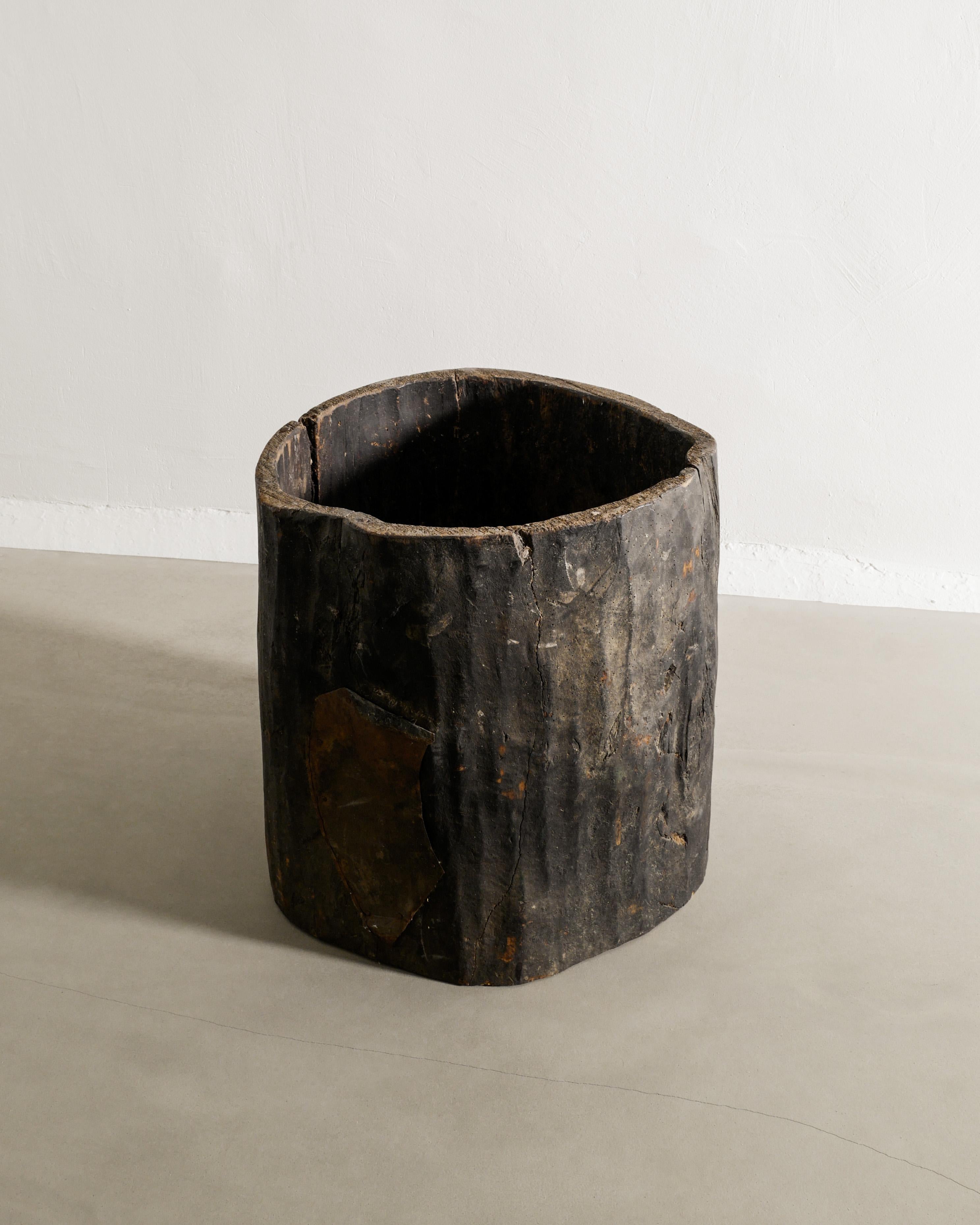 Französisches antikes patiniertes Wabi Sabi-Holz-Pflanzgefäß mit Hollowed Out-Baumtruhe, 1930er Jahre (Mitte des 20. Jahrhunderts) im Angebot