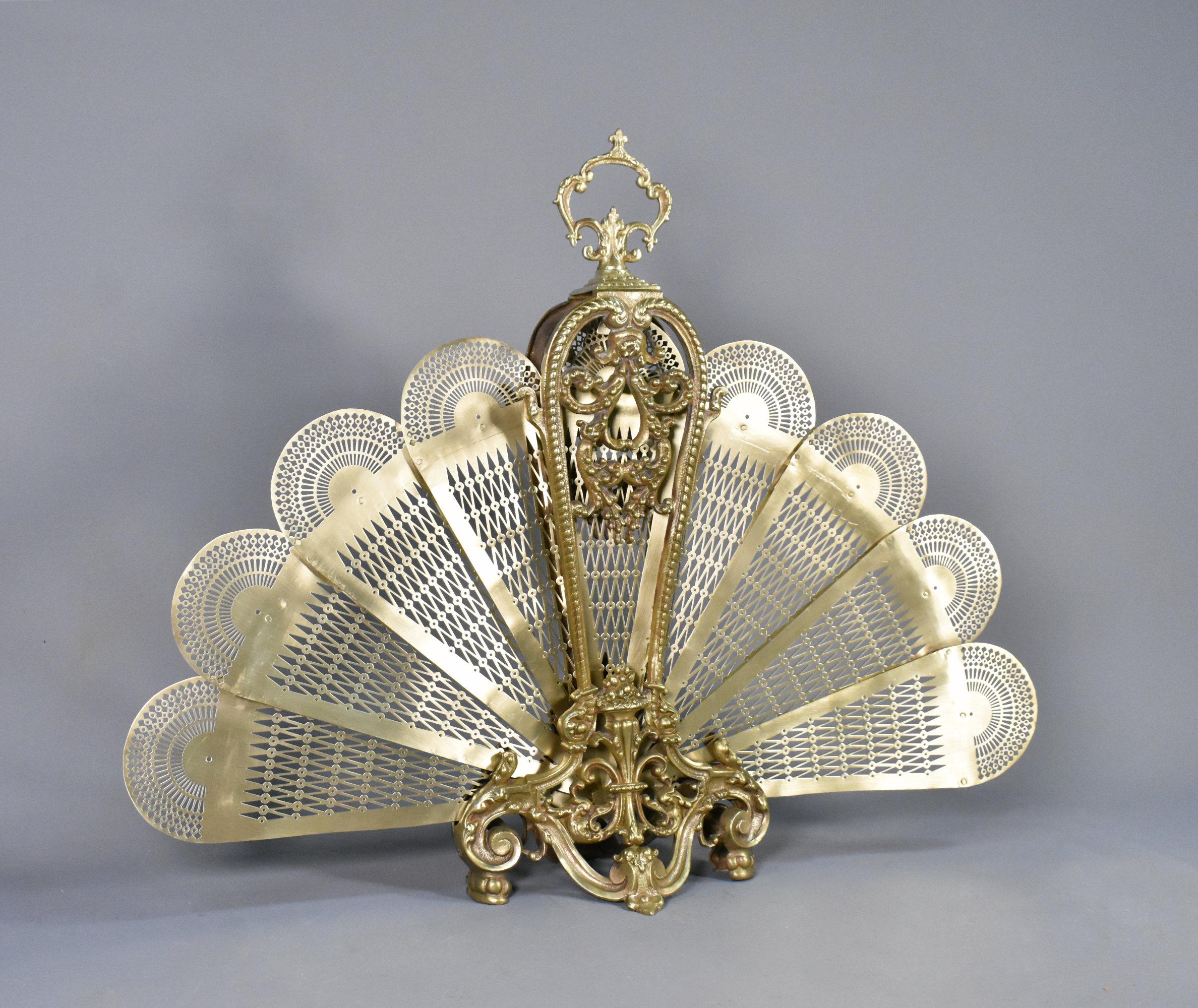 French Antique Peacock Fire Screen Napoleon III Style in Brass 

This elegant and ornate peacock fire screen concertinas out from a central storage held in place by a pair of brass bars. 

The fire screen has nine finely pierced panels / leaves. On