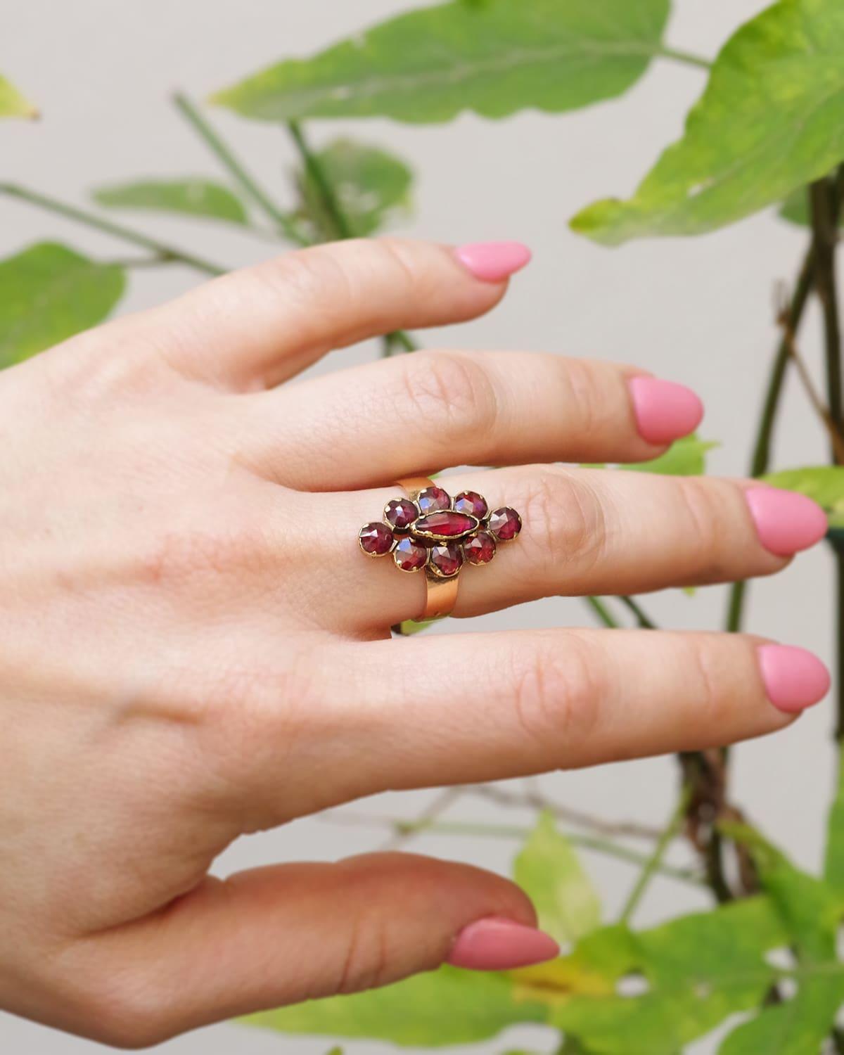 Ring mit Marquise aus Granat von Perpignan in 18 Karat Roségold. Ring im Marquise-Stil, in der Mitte ein Navette-Granat, umgeben von 8 runden Granaten. Die Granate sind im so genannten 