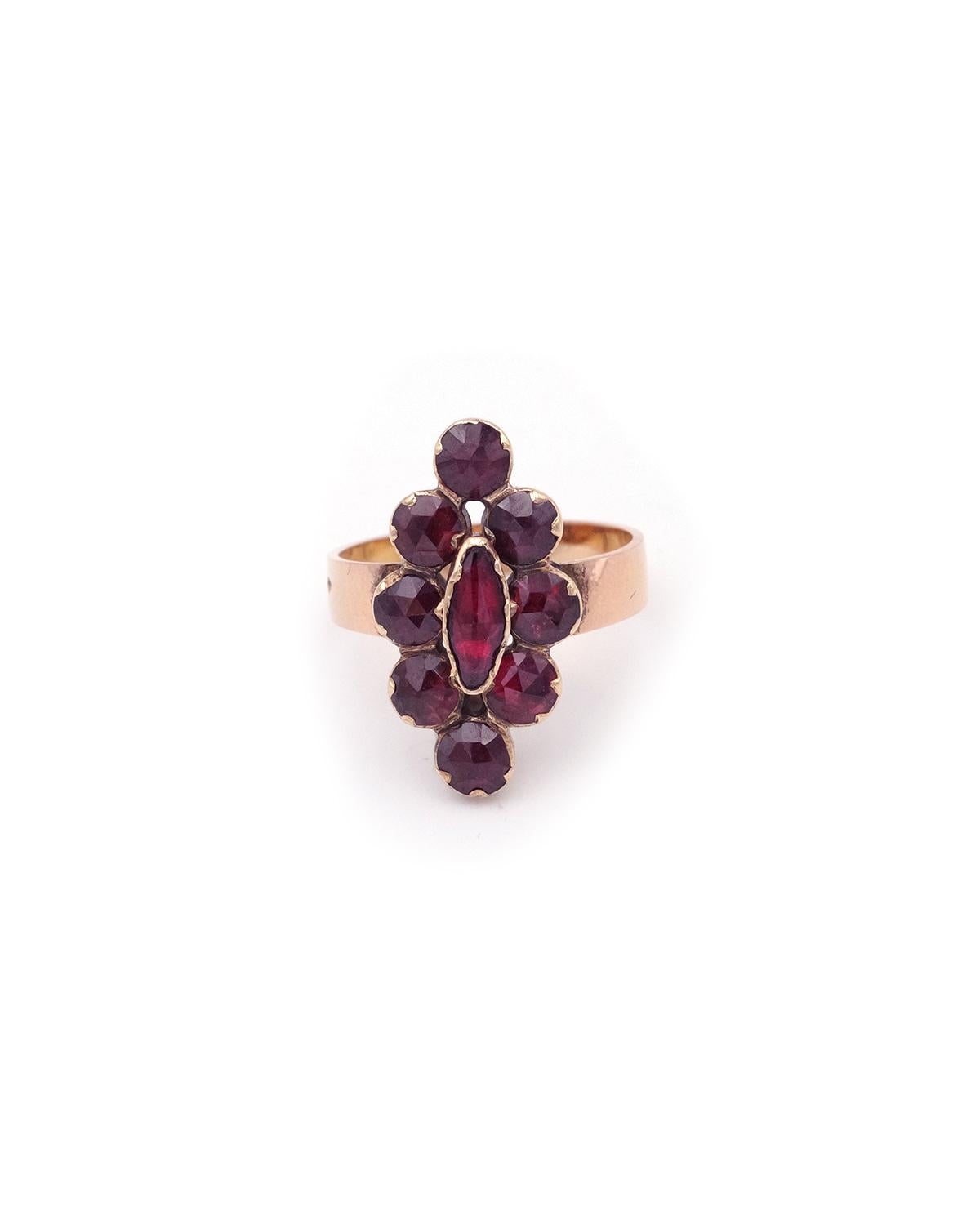 Französischer antiker Perpignan Granat-Navette-Ring aus 18 Karat Roségold, regionaler Schmuck (Rundschliff) im Angebot