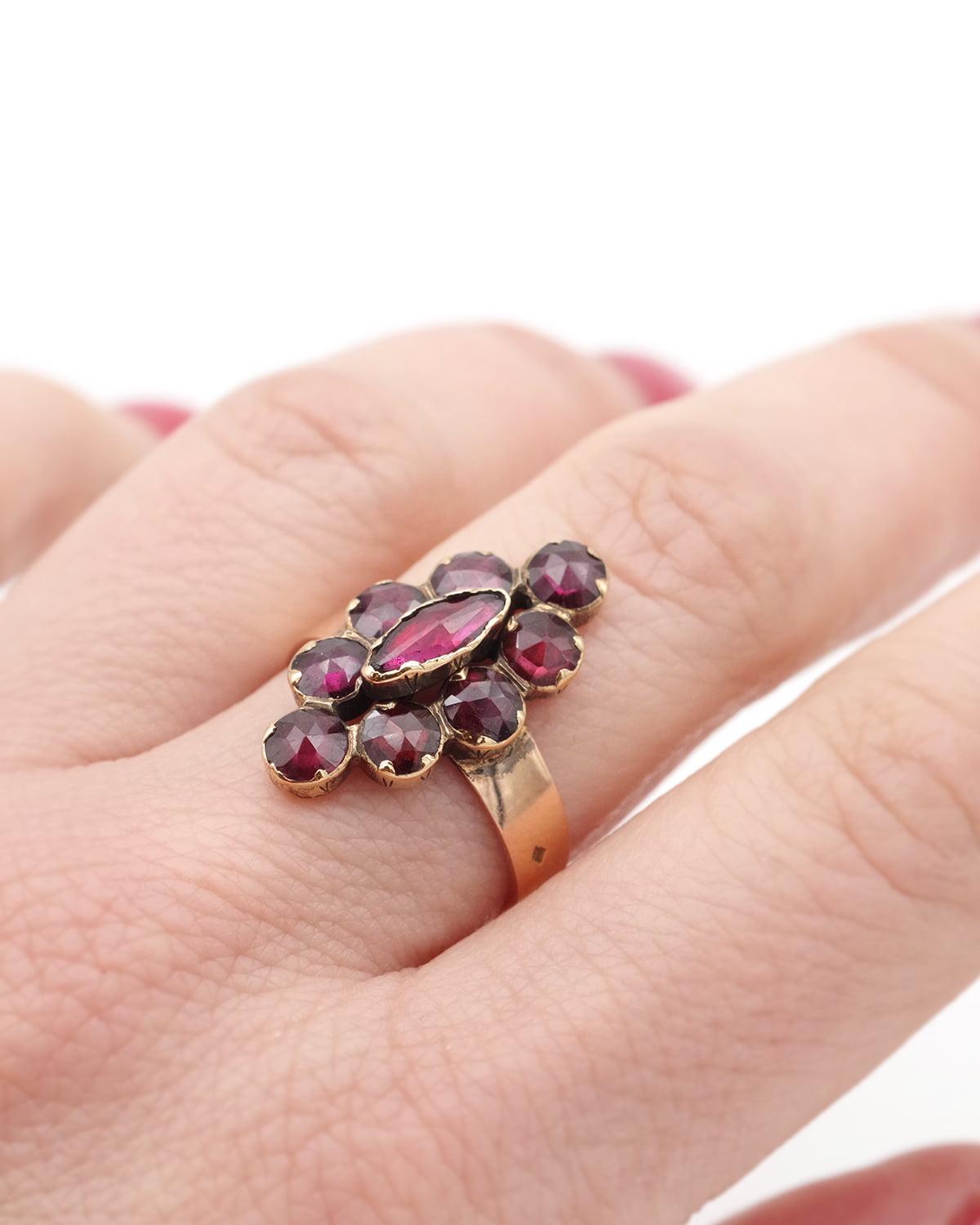 Französischer antiker Perpignan Granat-Navette-Ring aus 18 Karat Roségold, regionaler Schmuck Damen im Angebot