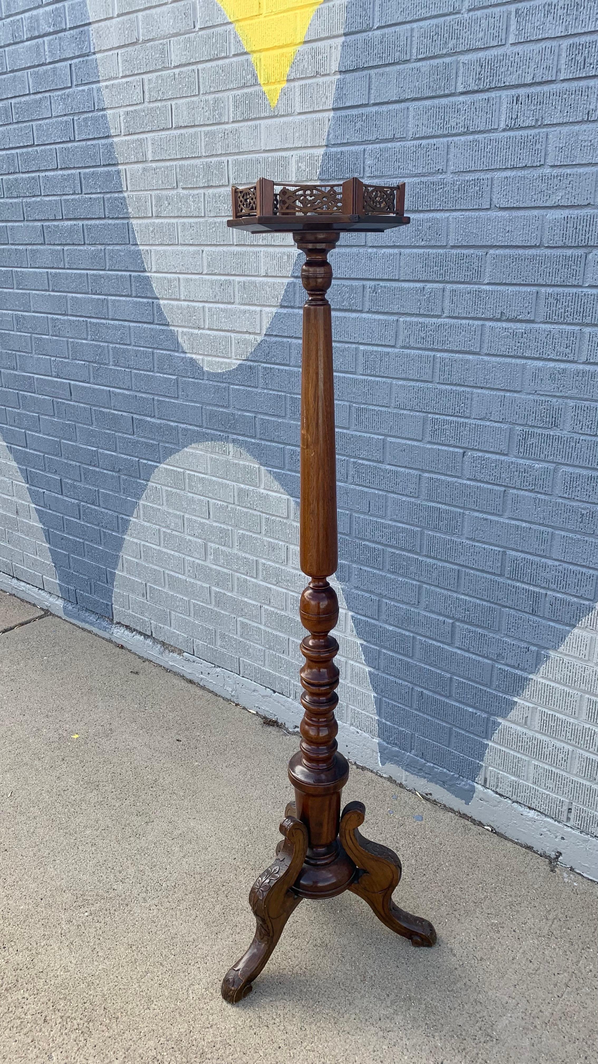 Antike französische Säule Pflanzenständer (Holz) im Angebot