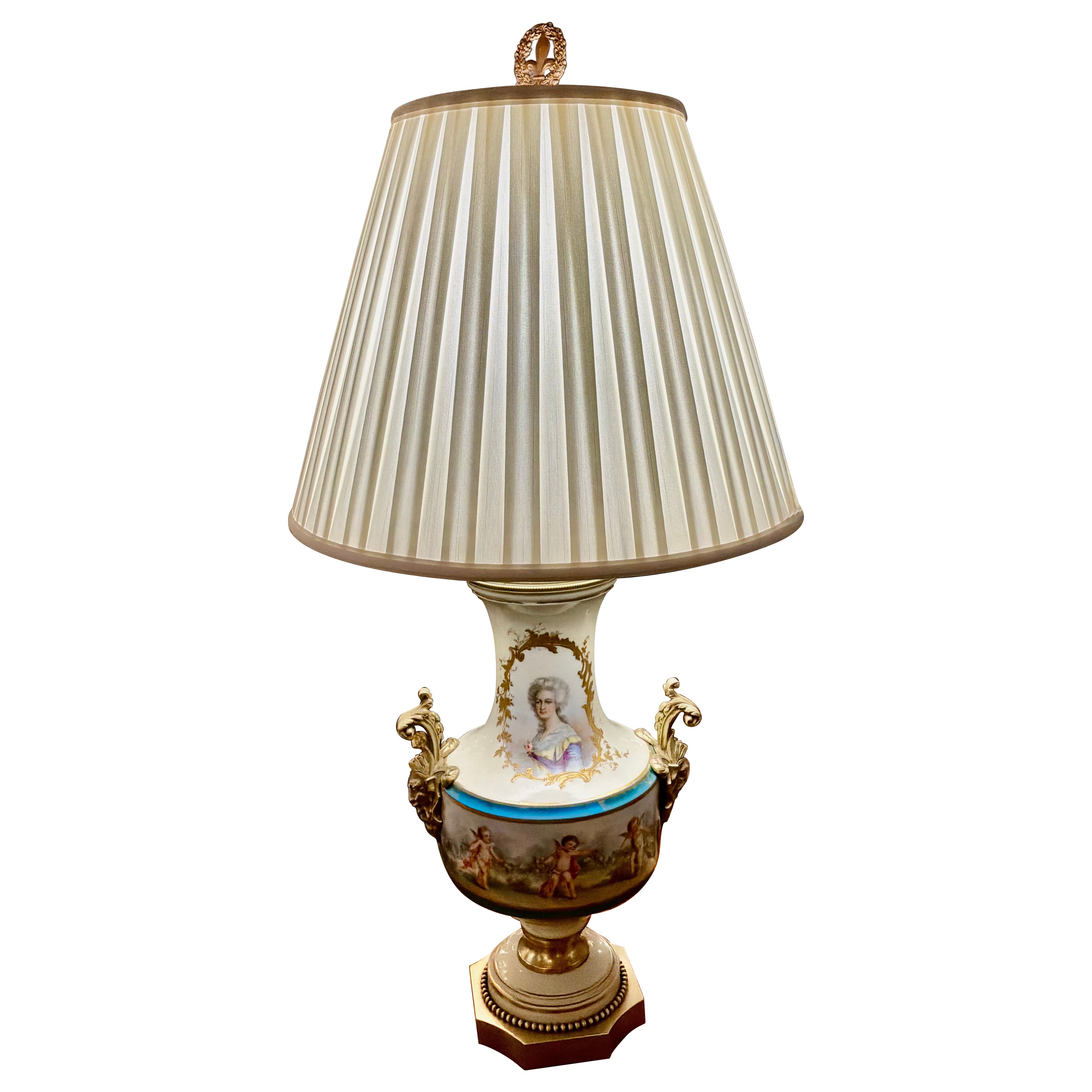 Lámpara antigua francesa de porcelana, azul celeste, con herrajes de bronce dorado