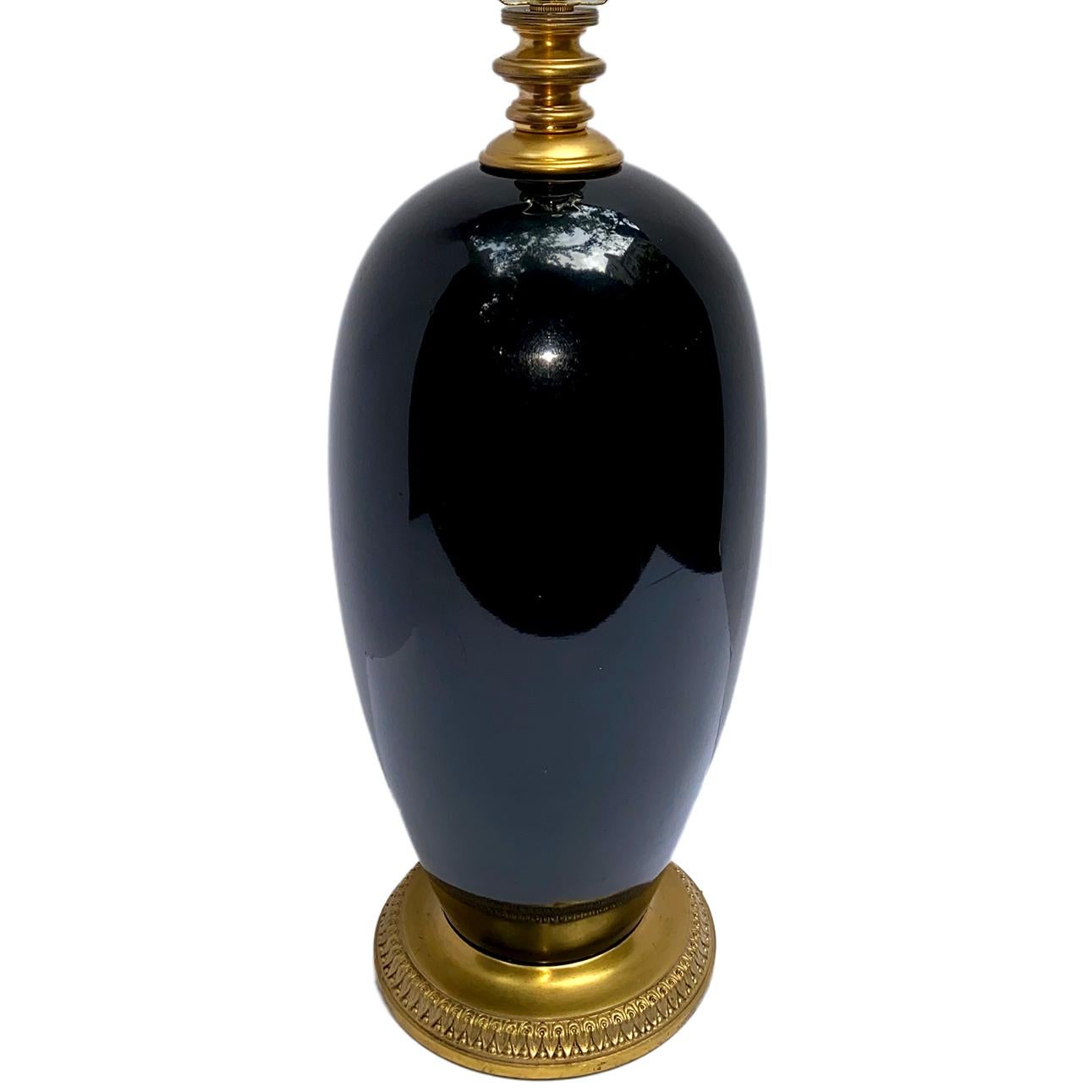 Lampe de table en porcelaine française datant des années 1920, montée sur une base en bronze doré chinois ancien. 

Mesures :
Hauteur du corps : 15
Hauteur de l'appui de l'abat-jour : 26