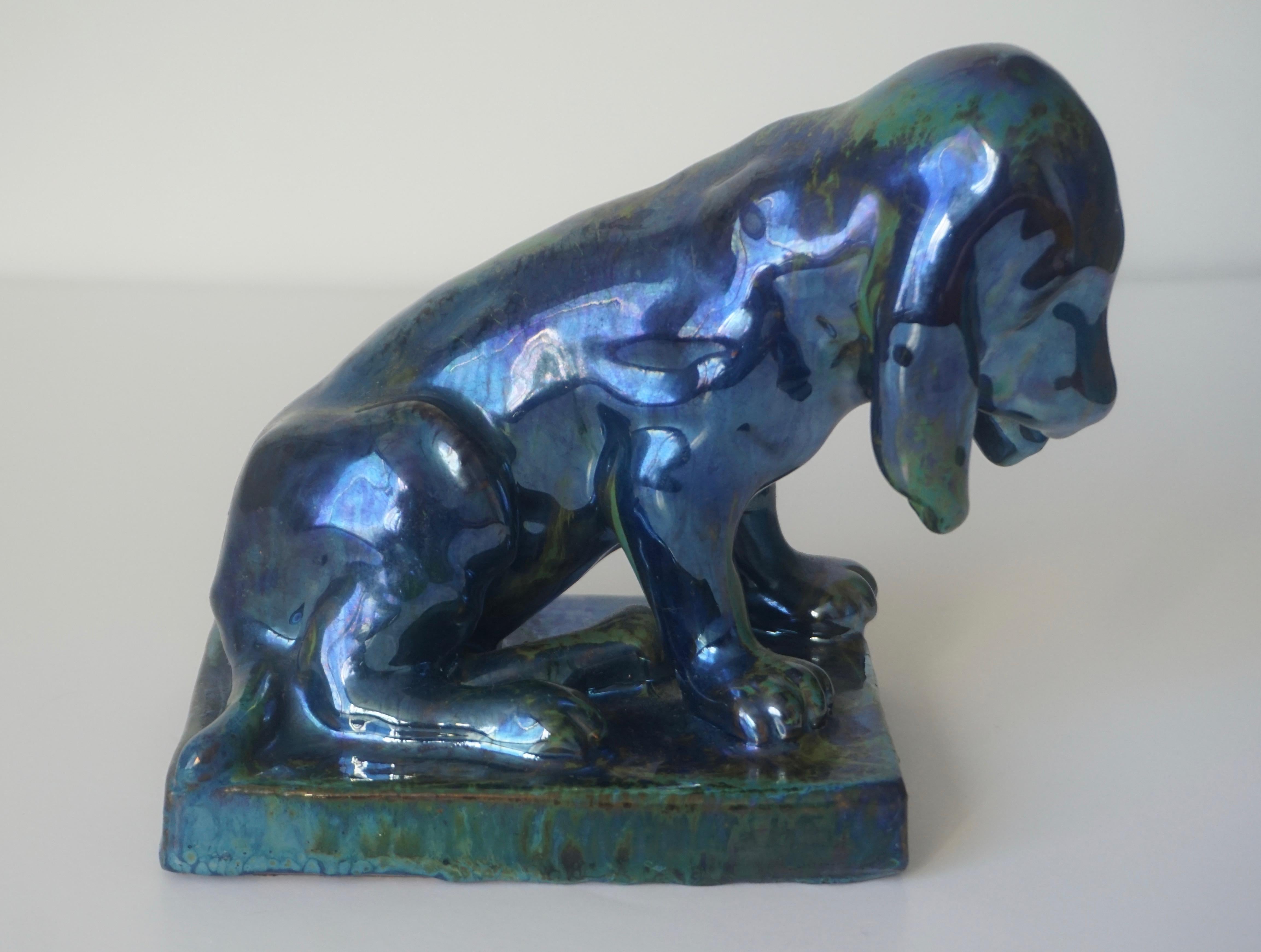 Una straordinaria figura di cane in ceramica Art Nouveau francese, firmata e realizzata presso la manifattura Rambervillers dal famoso ceramista Jean-Baptiste Alphonse Cytère (École de Nancy). L'azienda prende il nome dalla sua sede in una città