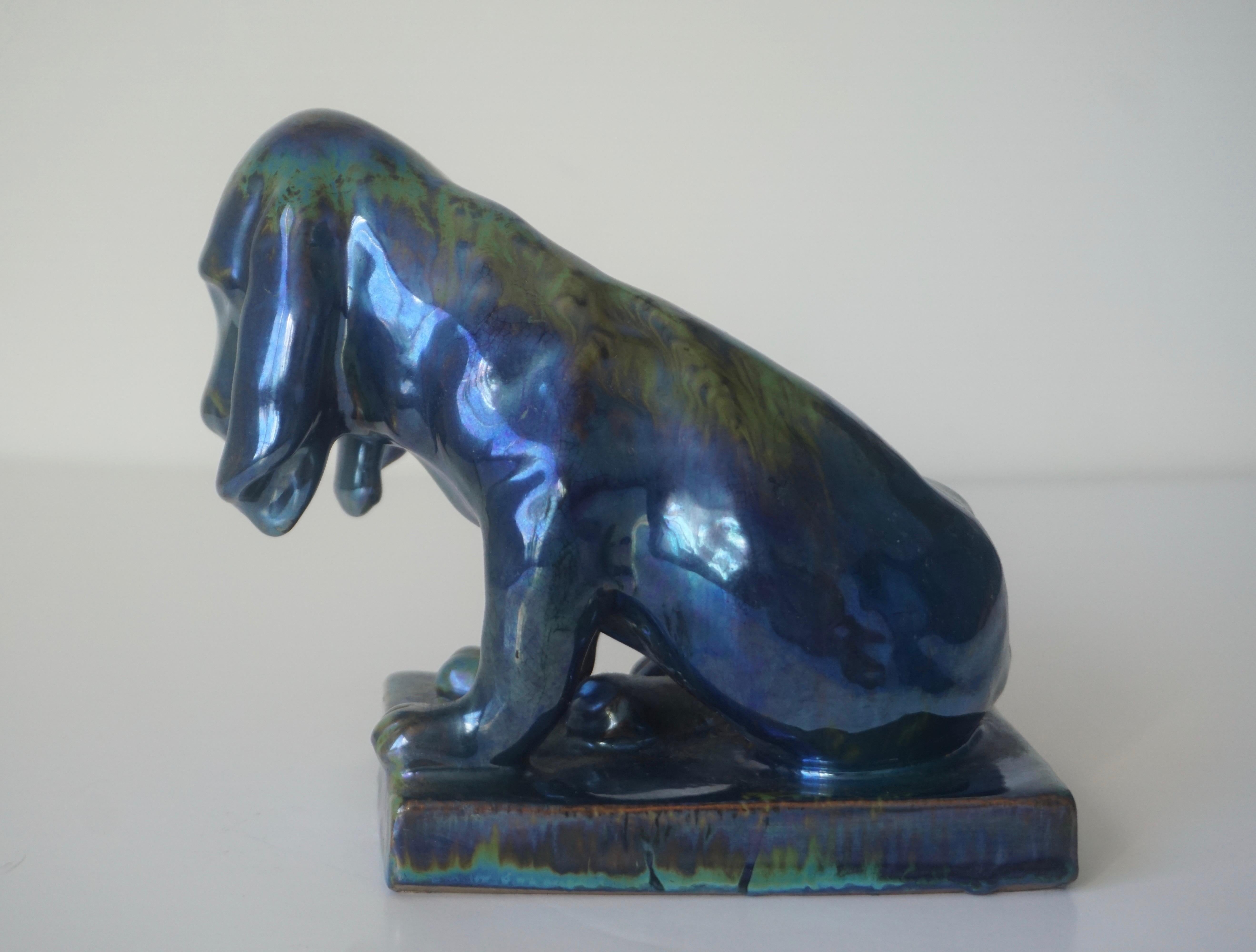 Francese Ceramica antica francese Art Nouveau Smalto a lustro Blu Verde Cane Figura Scultura in vendita