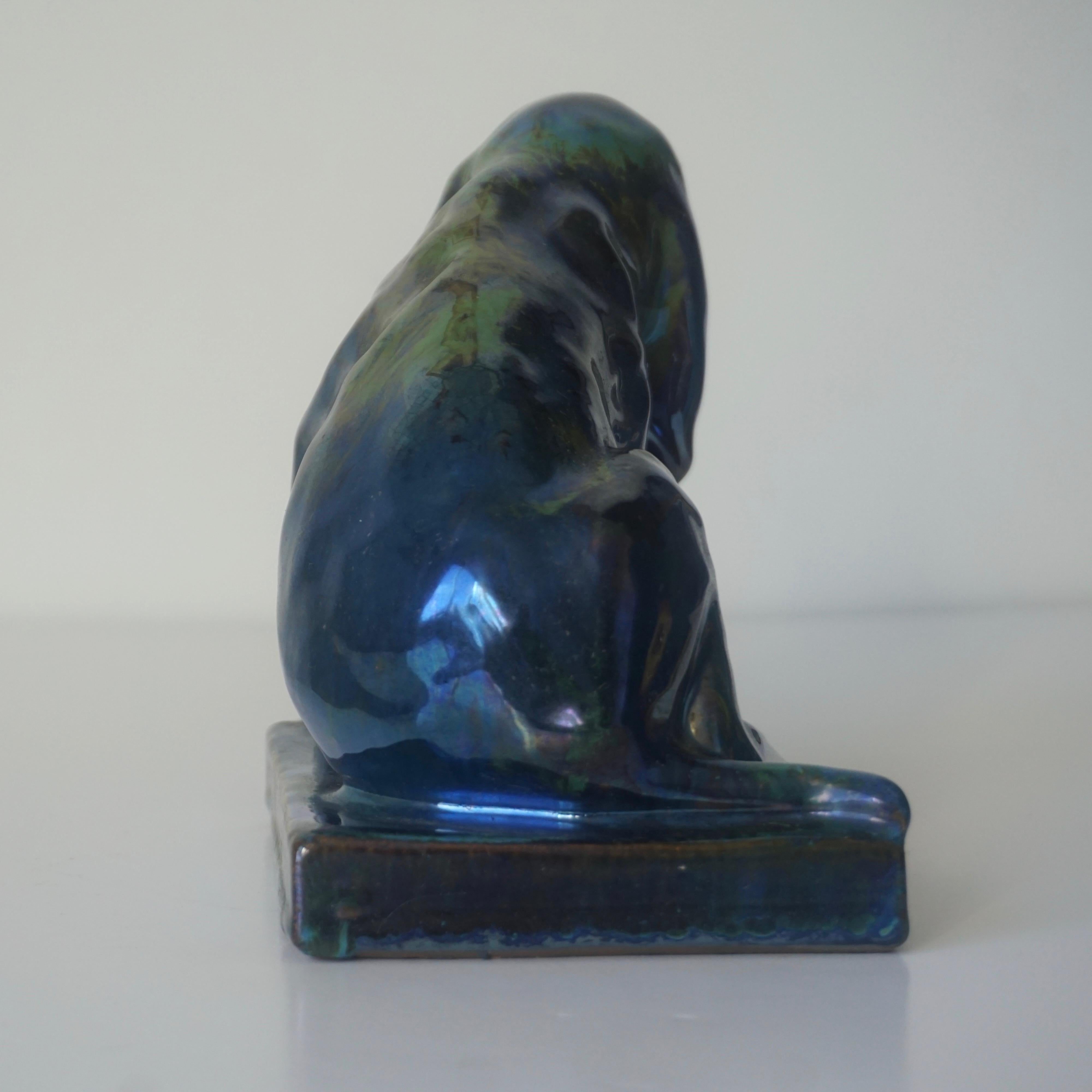 Smaltato Ceramica antica francese Art Nouveau Smalto a lustro Blu Verde Cane Figura Scultura in vendita