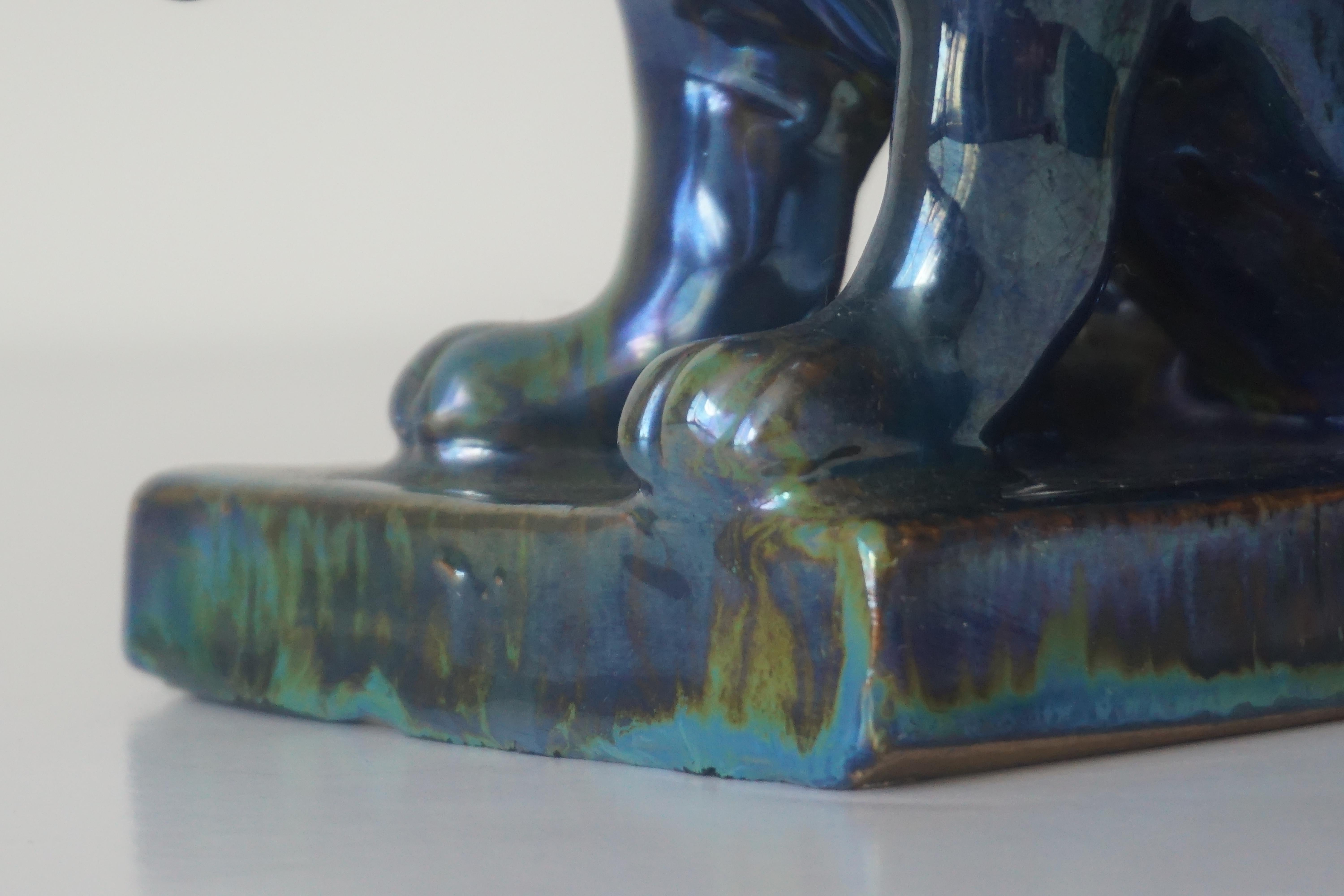 XX secolo Ceramica antica francese Art Nouveau Smalto a lustro Blu Verde Cane Figura Scultura in vendita