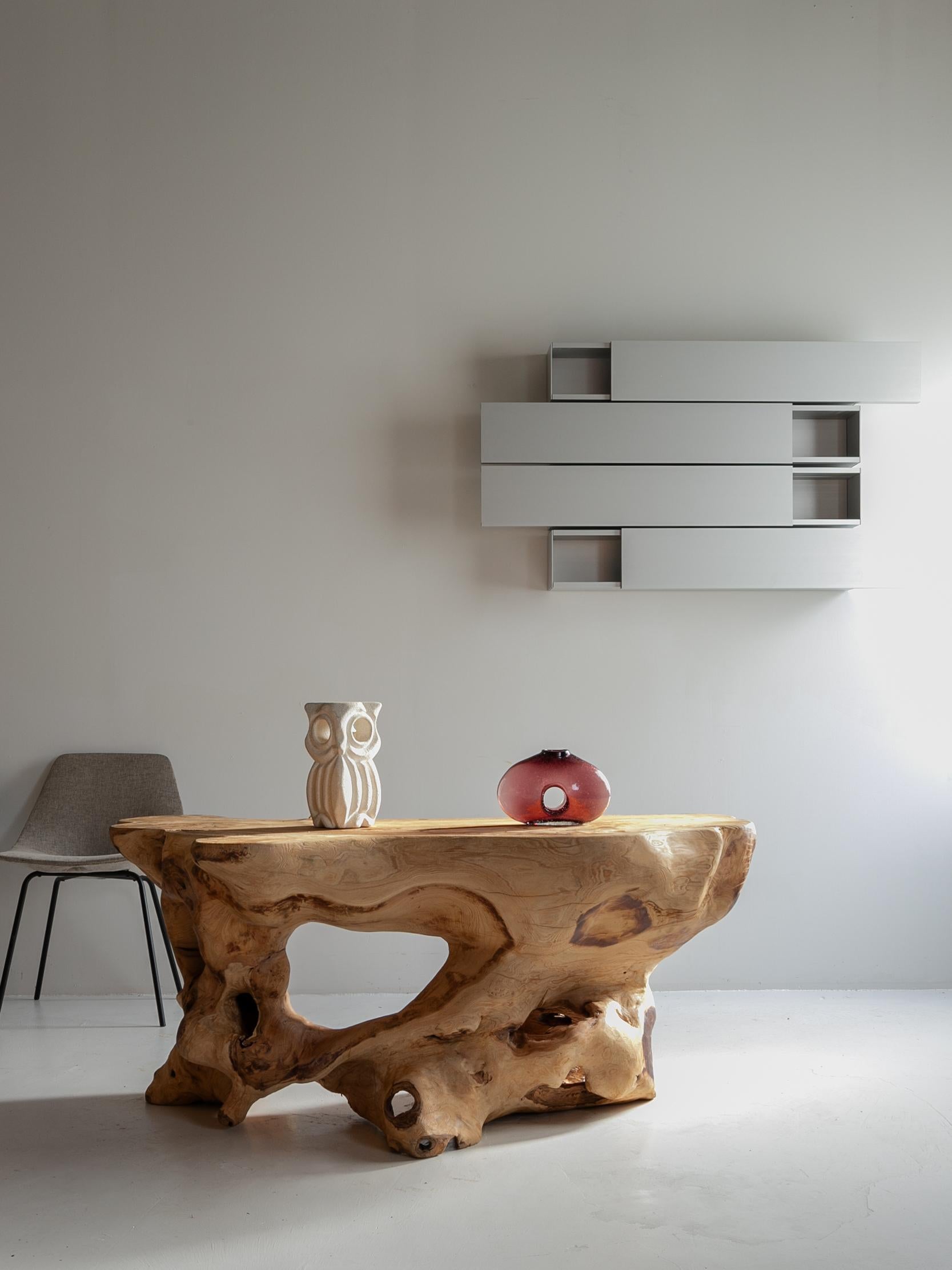 This is an old primitive-style side table from France, made in the 1950s.

You can feel the strength of natural wood in this table, a sensation not typically found in ordinary furniture. Its overwhelming presence adds a unique charm to any