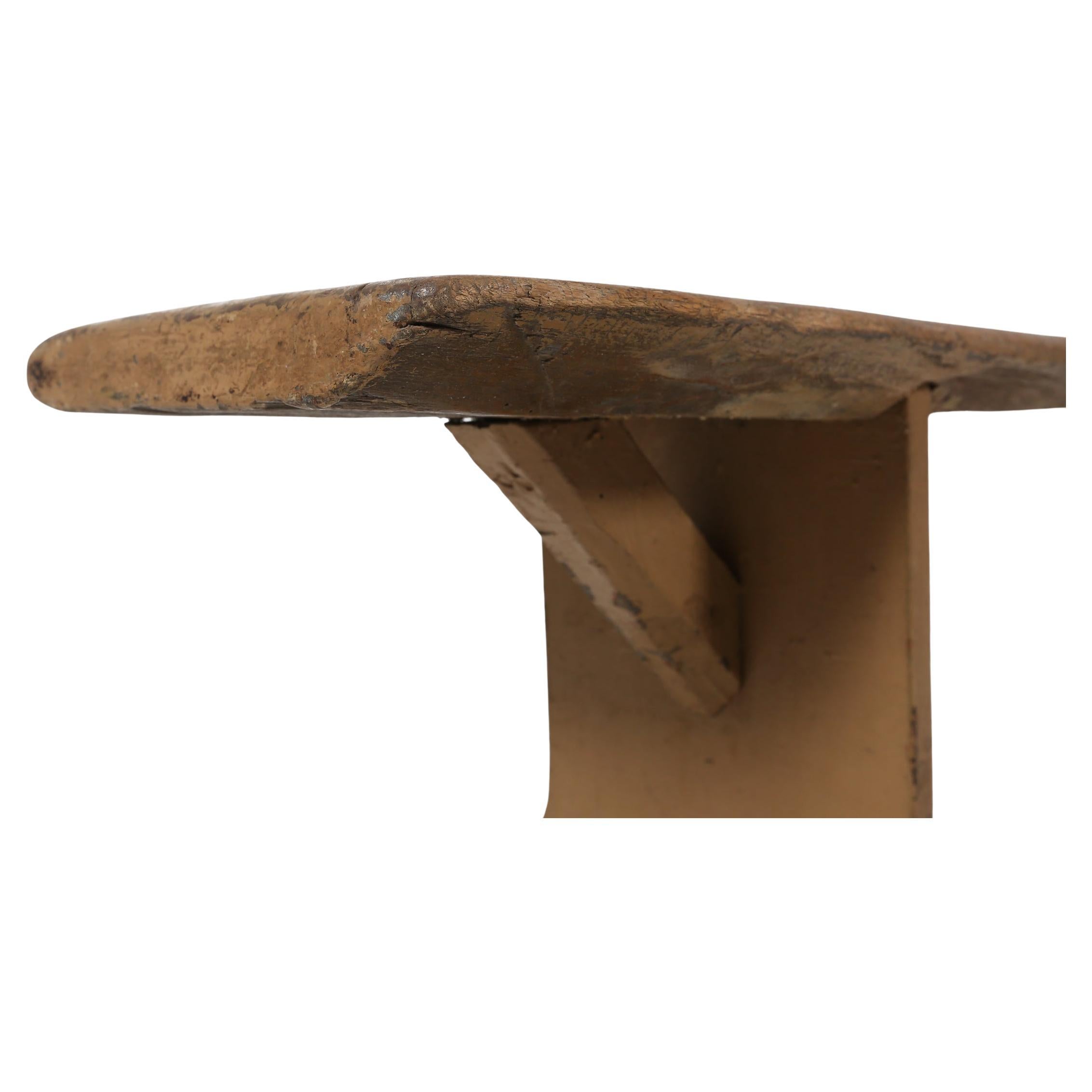 France / 1890 / banc / bois / Vintage / Mid-Century / Brutalist / Rustic  

Ancien banc de ferme en bois au caractère rustique et patiné. Fabriqué à la main en France à la fin du 19e siècle. Avec une construction robuste et une assise artisanale de
