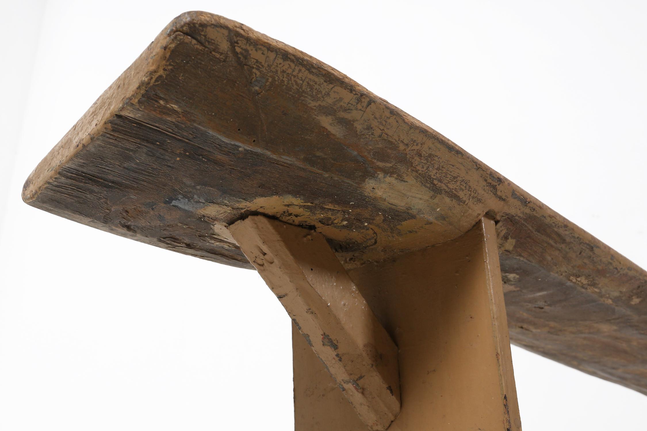 Sculpté à la main Banc en bois ancien et primitif avec belle patine en vente