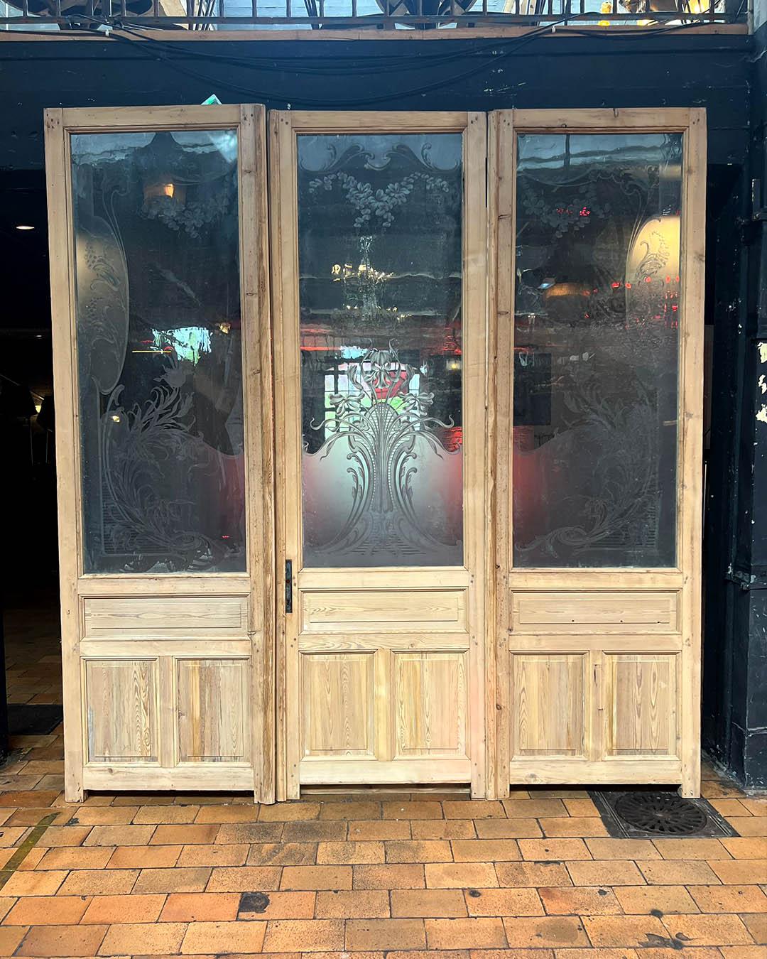 French Antique Quadriptych Louvered Shutters with Carved Motifs, Early 20th Cent In Good Condition For Sale In TOURCOING, FR
