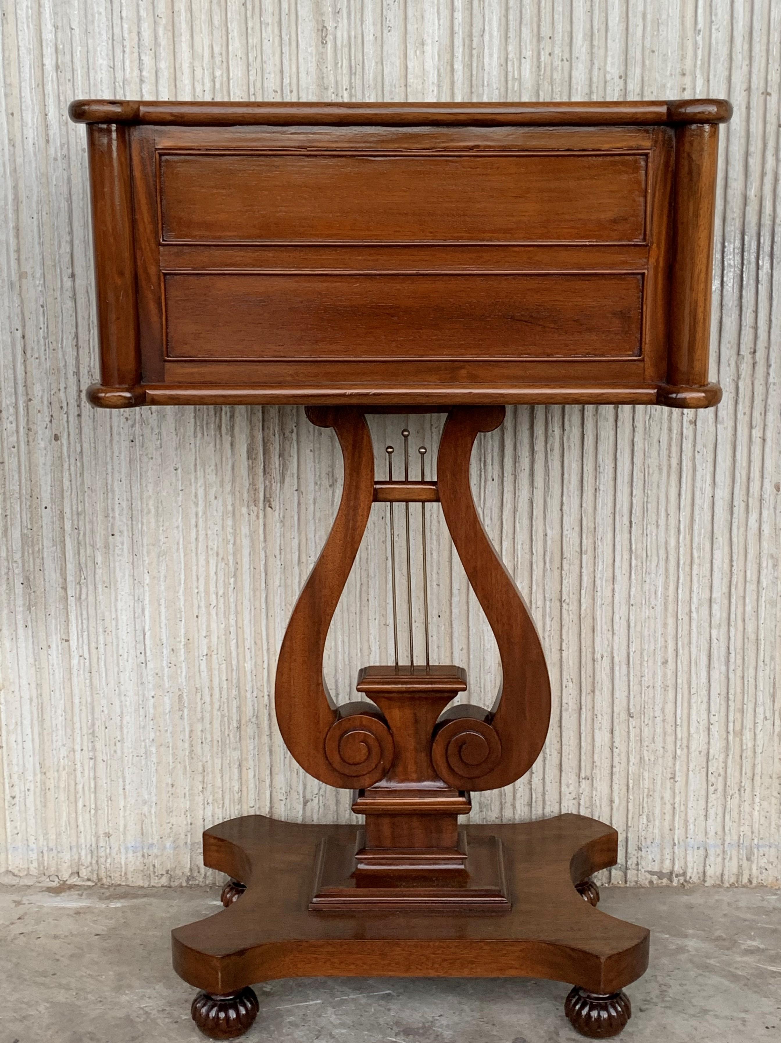 20ième siècle Table d'appoint française ancienne de style Régence avec deux tiroirs en vente