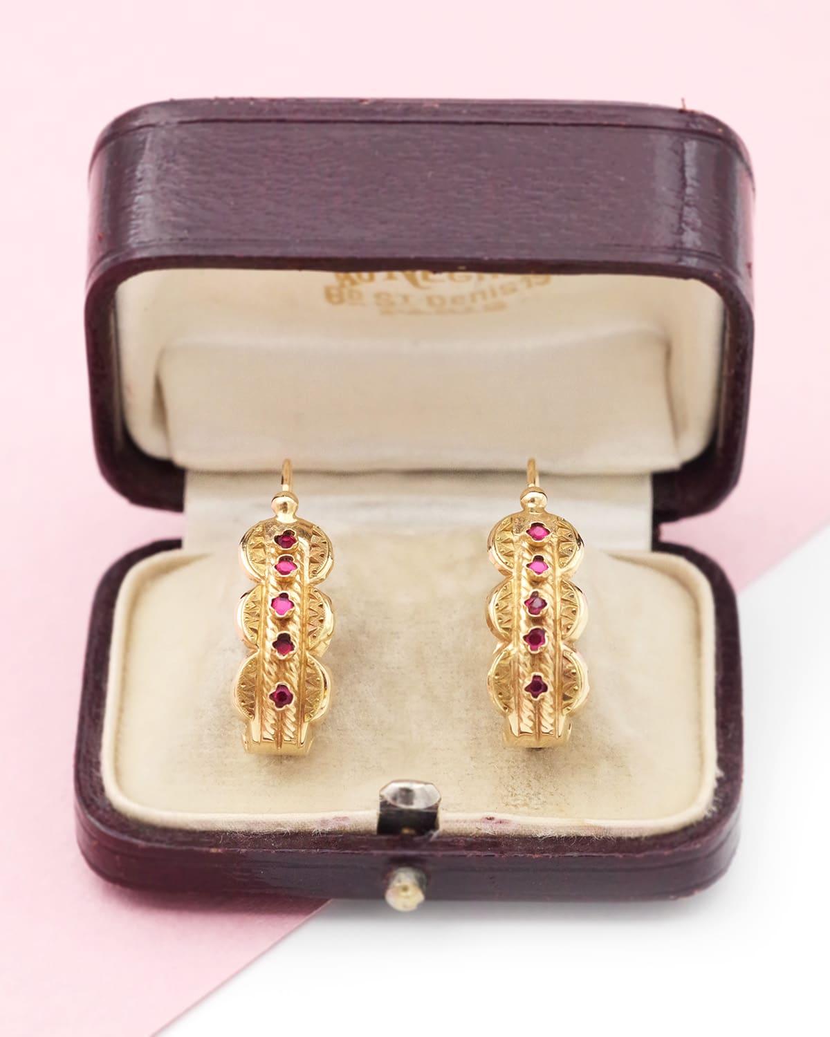 Donna Orecchini a briquet poissardes in oro 18 carati di Antique French in vendita