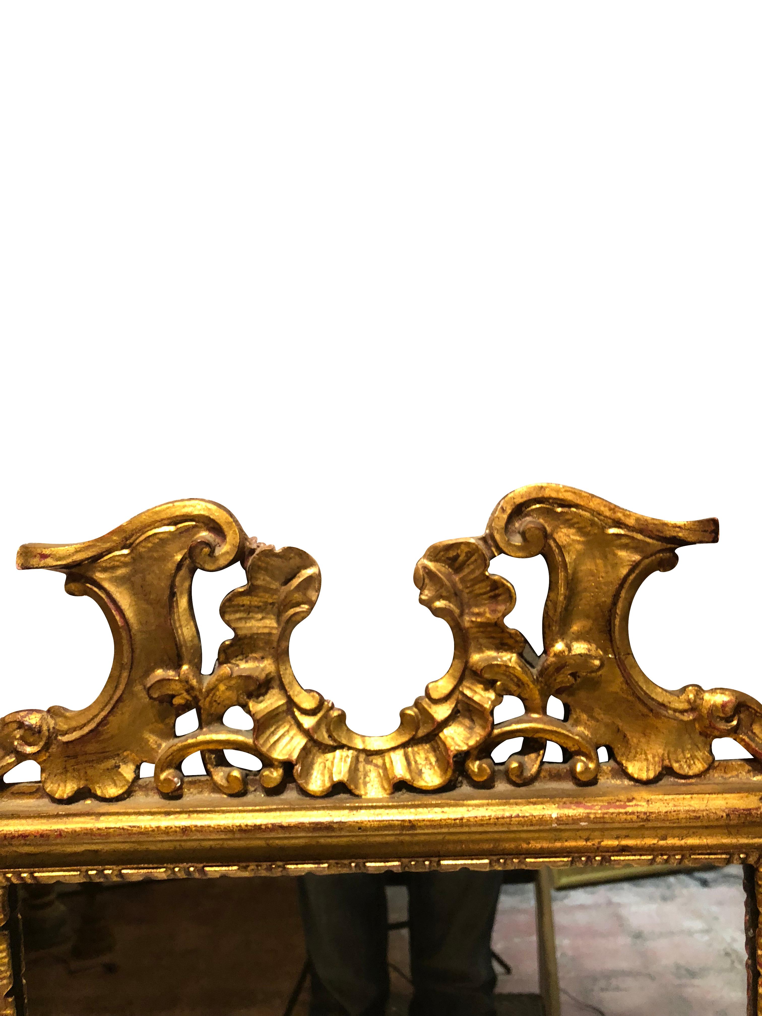 Rococò Antique French Rococo Style Giltwood Carved Mirror (Specchio intagliato in legno) in vendita
