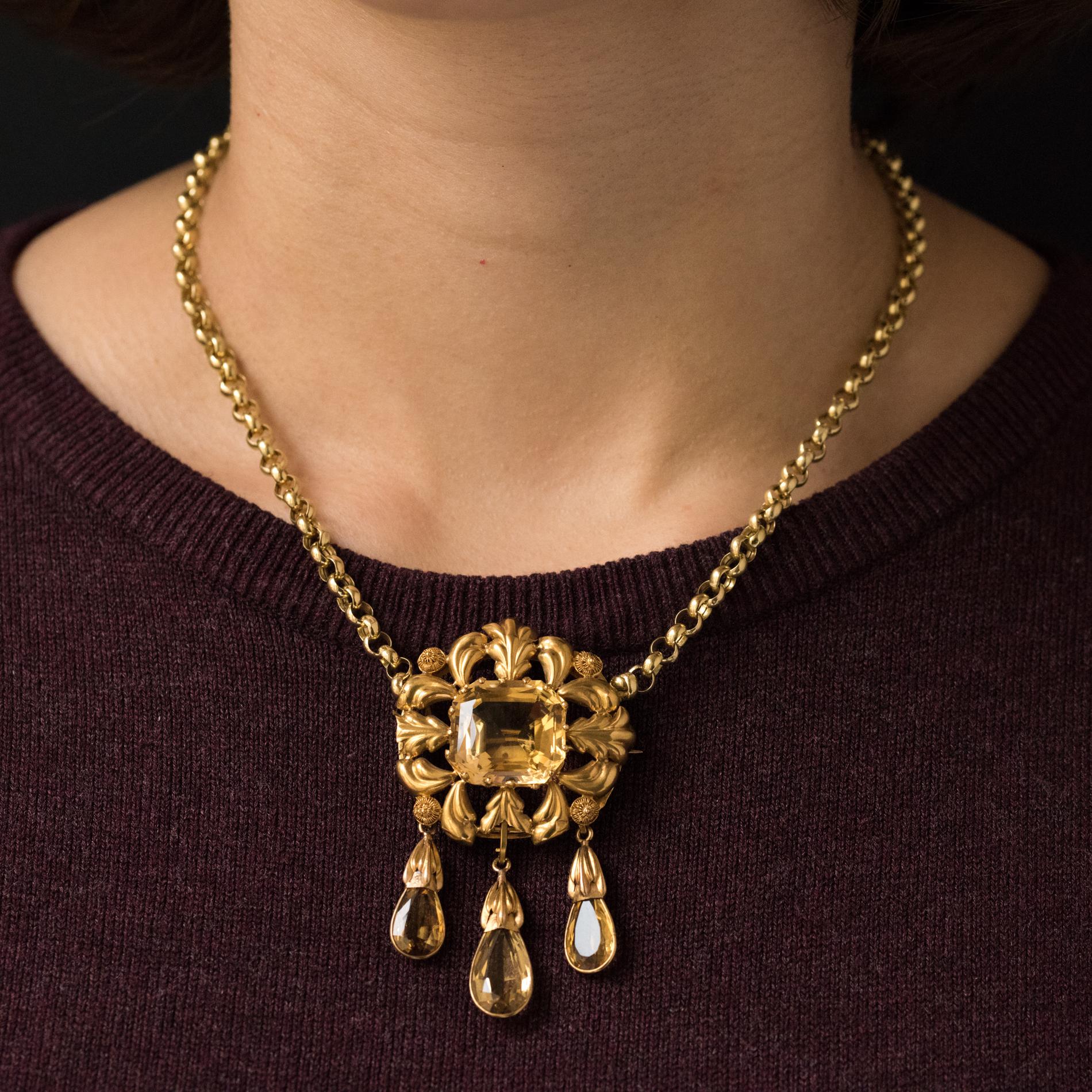 Brooch Pendant in 18K yellow gold.
This splendid romantic pendent is set with a central claw set cushion cut citrine on a surrounding openwork leaf design. At its base, 3 pear cut citrines are held by gold shells. The back features a pin enabling