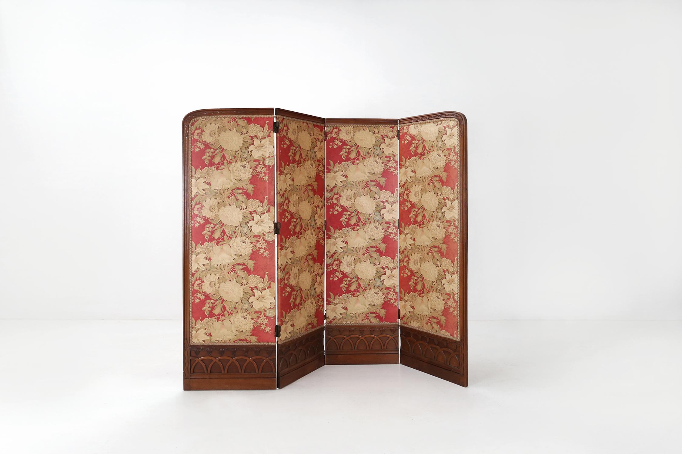 Antique room divider made of solid wood and fabric with a flower pattern, red on the other side.
With some nice sculpture details in the wooden frame.

Dimensions closed:
Width: 50 cm
Depth: 11 cm

Dimensions open:
Width: 189 cm
Depth: 3 cm