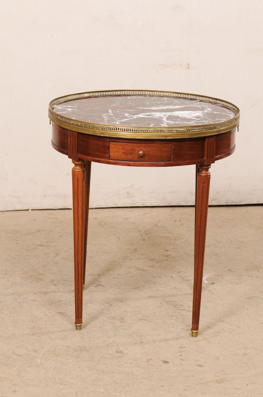 Antiker runder antiker Tisch aus Kirschbaumholz mit Marmorplatte und Messinggalerie und Füßen im Angebot 1