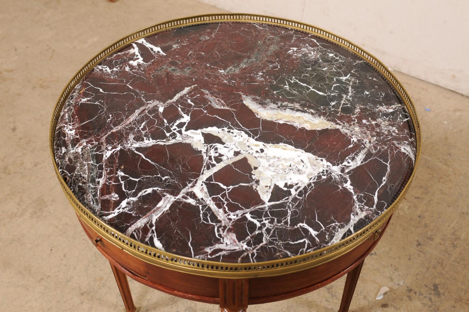 Antiker runder antiker Tisch aus Kirschbaumholz mit Marmorplatte und Messinggalerie und Füßen im Angebot 2