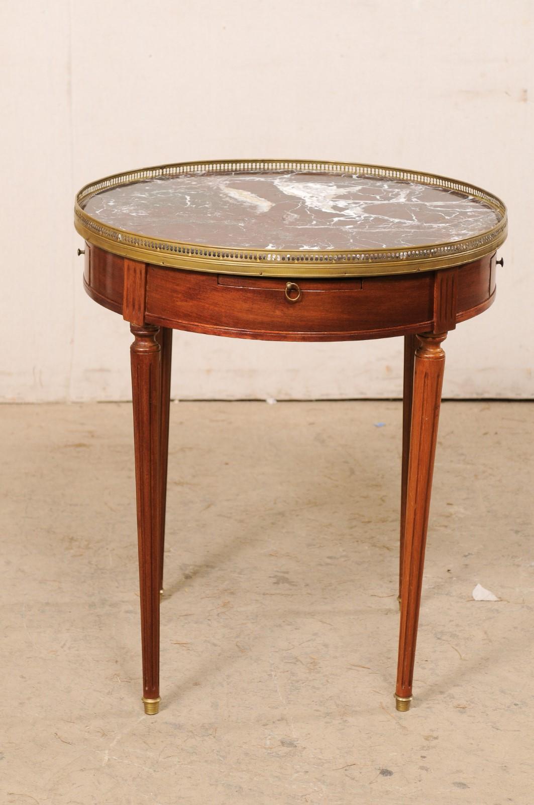 Antiker runder antiker Tisch aus Kirschbaumholz mit Marmorplatte und Messinggalerie und Füßen (Französisch) im Angebot