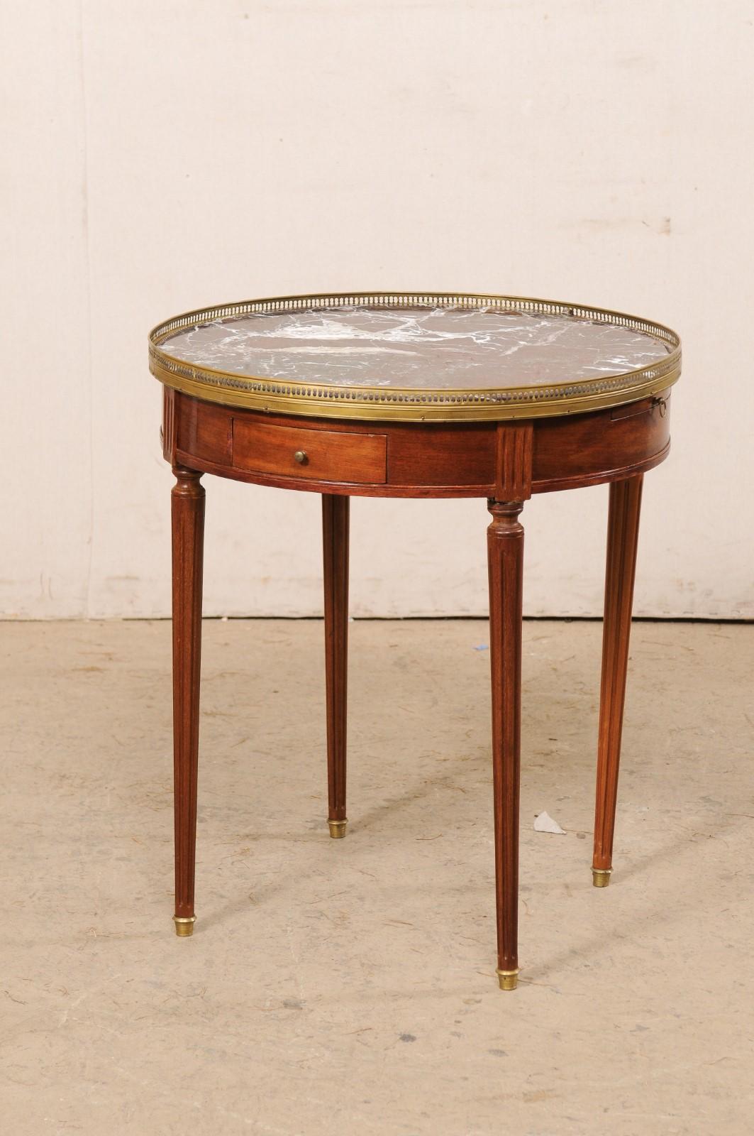 Antiker runder antiker Tisch aus Kirschbaumholz mit Marmorplatte und Messinggalerie und Füßen im Zustand „Gut“ im Angebot in Atlanta, GA