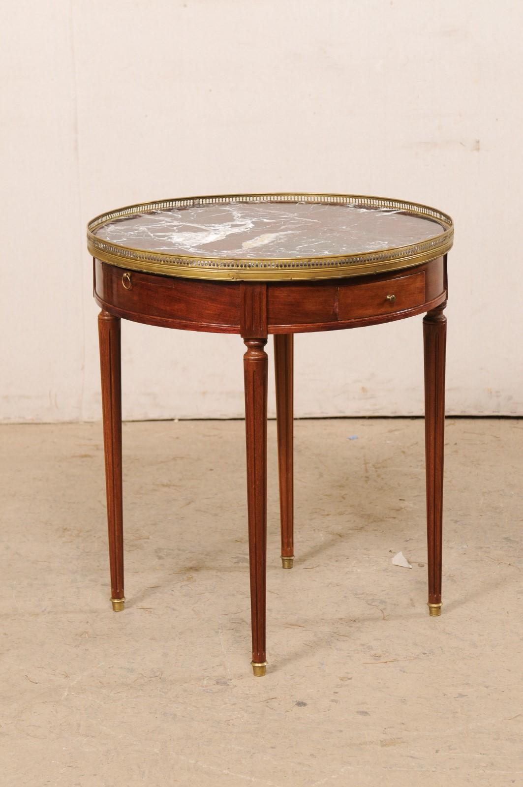Antiker runder antiker Tisch aus Kirschbaumholz mit Marmorplatte und Messinggalerie und Füßen (20. Jahrhundert) im Angebot