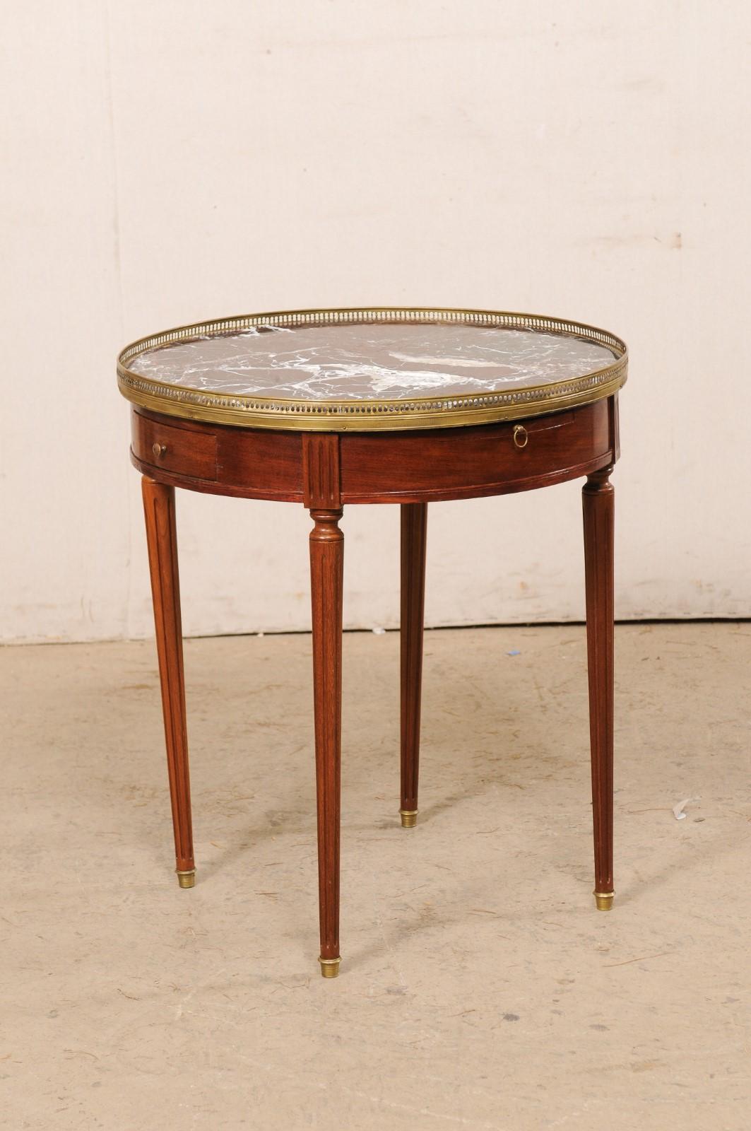 Antiker runder antiker Tisch aus Kirschbaumholz mit Marmorplatte und Messinggalerie und Füßen (Kirsche) im Angebot