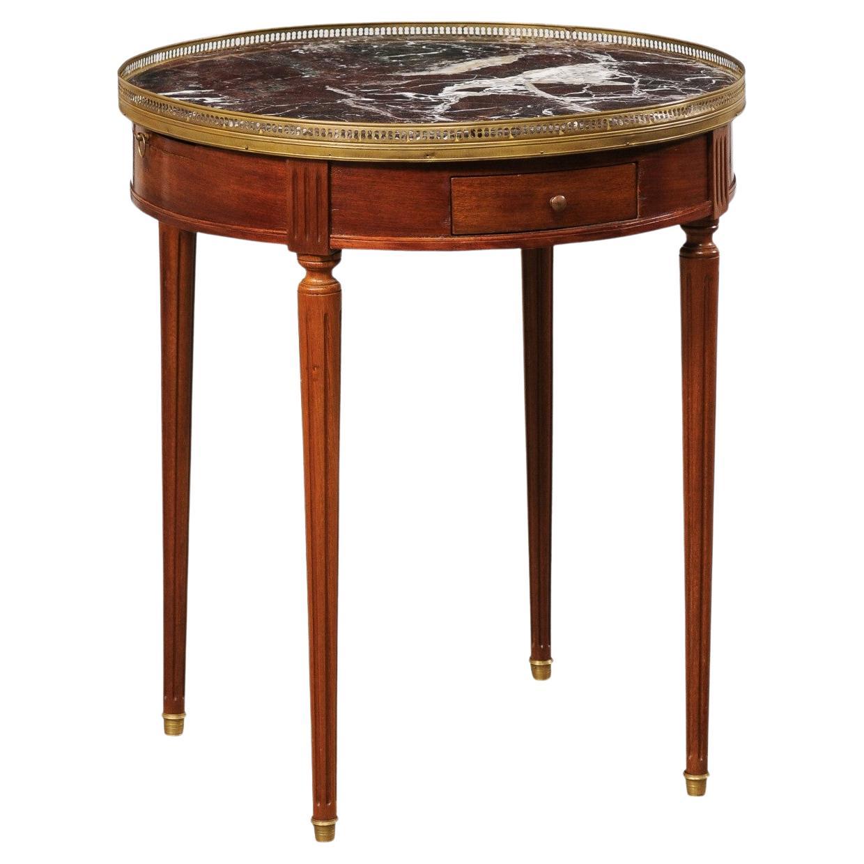 Table ronde française d'antiquités en bois de cerisier avec plateau en marbre et galerie et pieds en laiton
