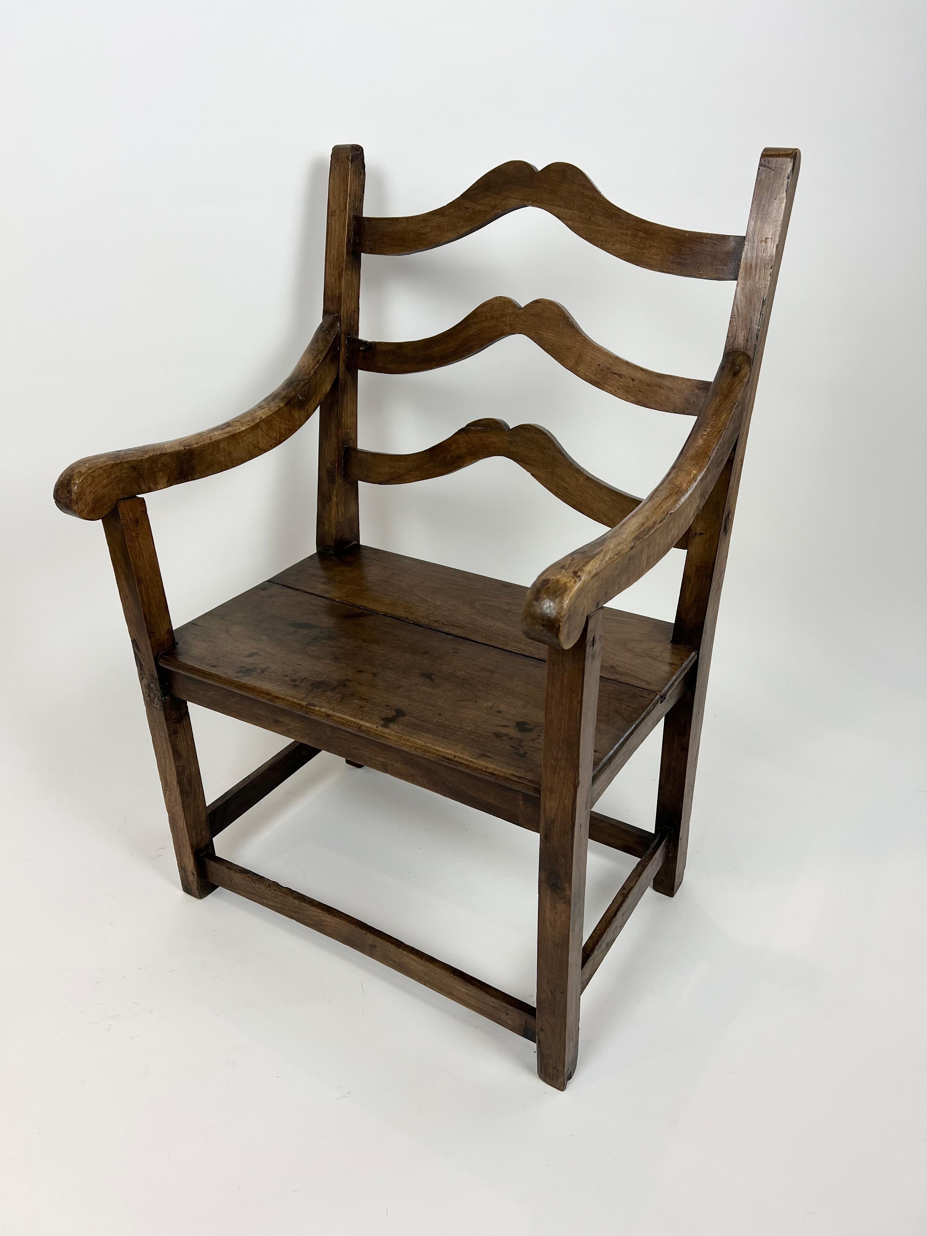 Sedia a braccio rustica francese del XVIII-XIX secolo in vendita 4