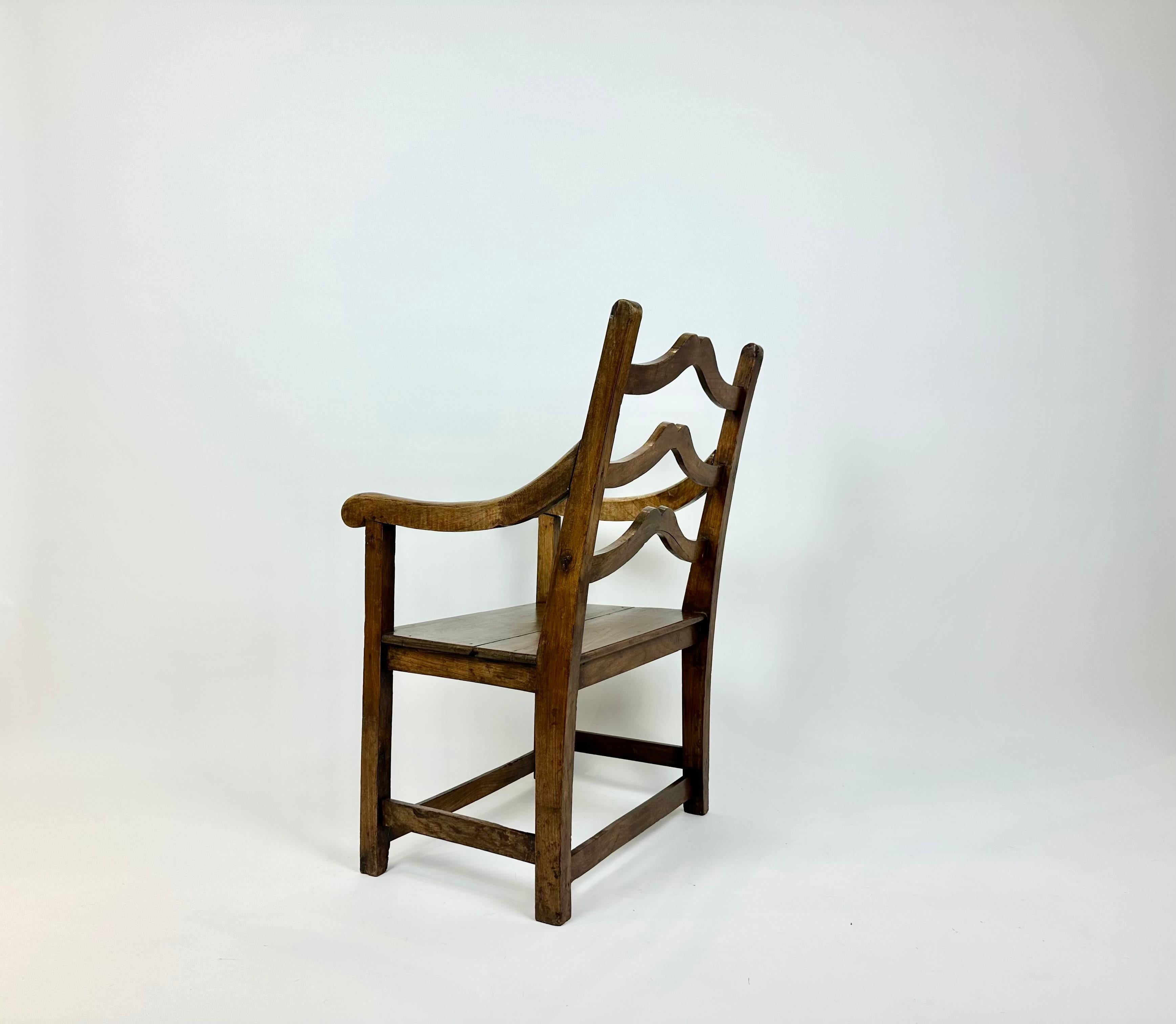 Legno di alberi da frutto Sedia a braccio rustica francese del XVIII-XIX secolo in vendita