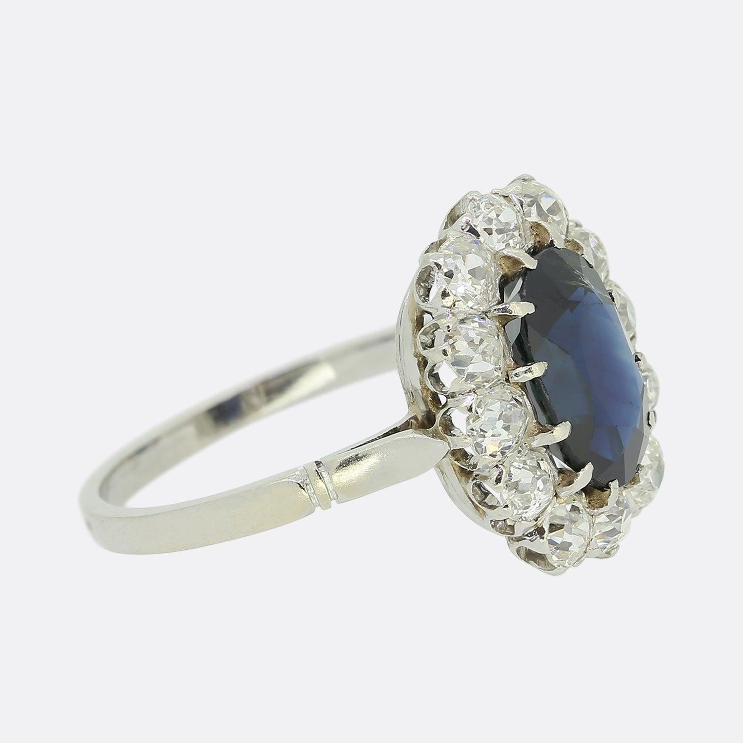 Antiker französischer Cluster-Ring mit Saphiren und Diamanten (Ovalschliff) im Angebot